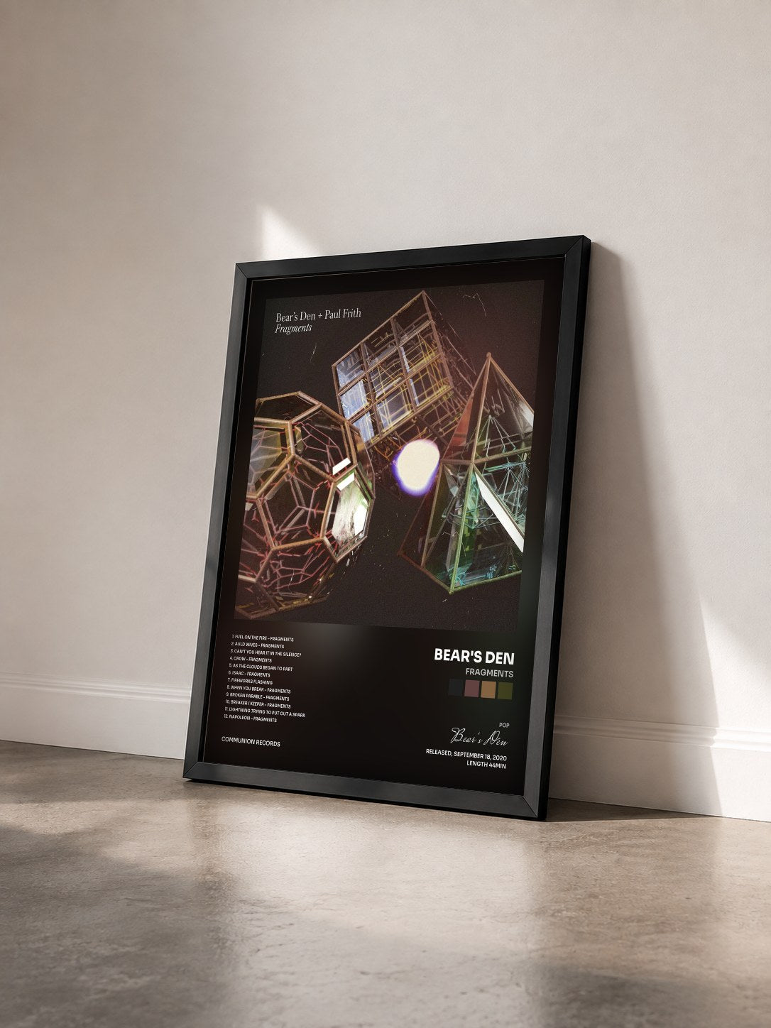 #noir Tableau de l'album Fragments de Bear's Den vu de trois quarts, cadre noir
