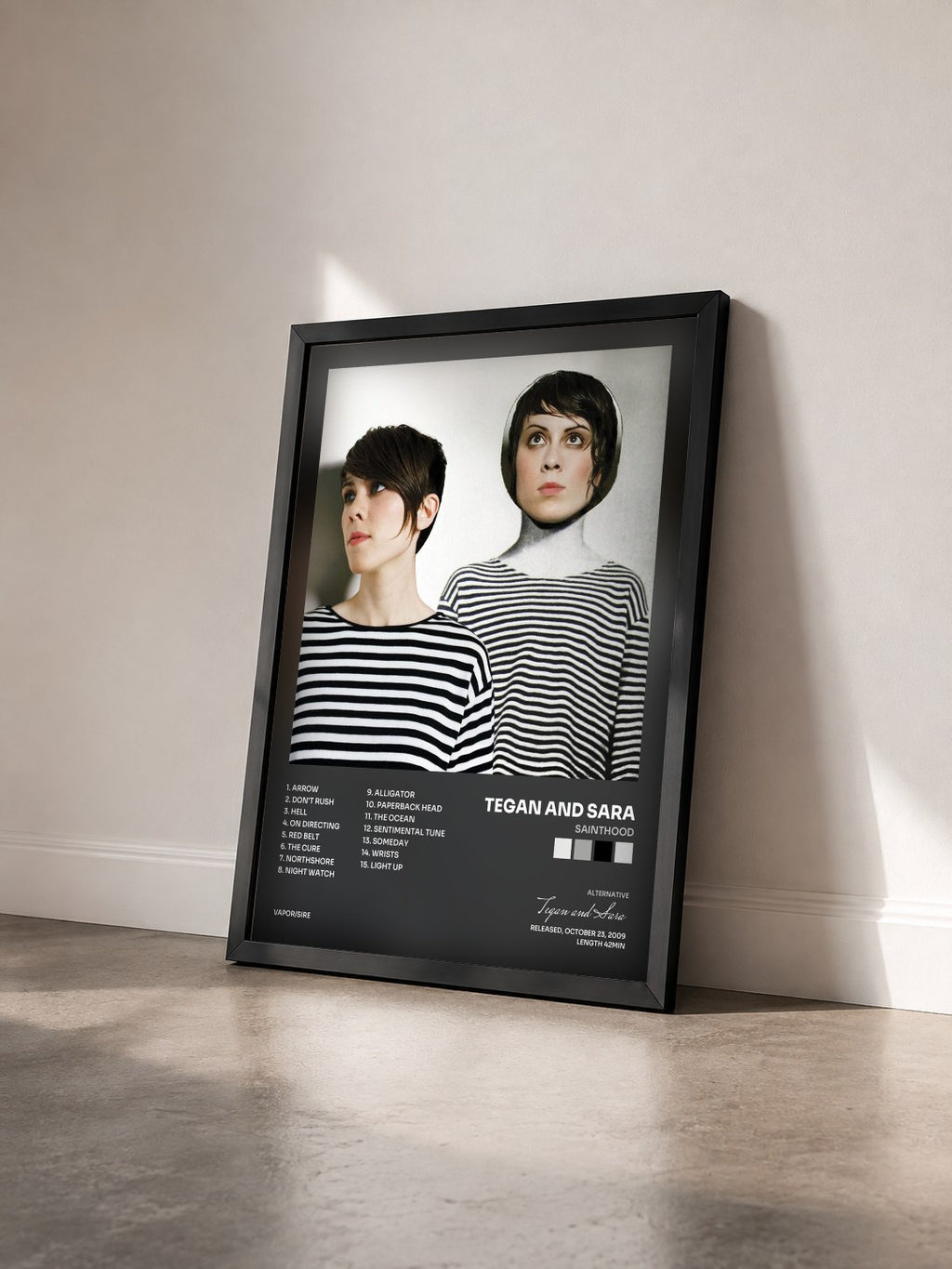 #noir Tableau de l'album Sainthood de Tegan and Sara vu de trois quarts, cadre noir