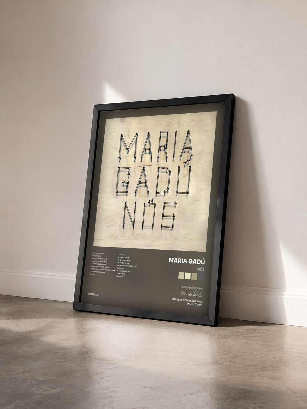 #noir Tableau de l'album Nós de Maria Gadú vu de trois quarts, cadre noir