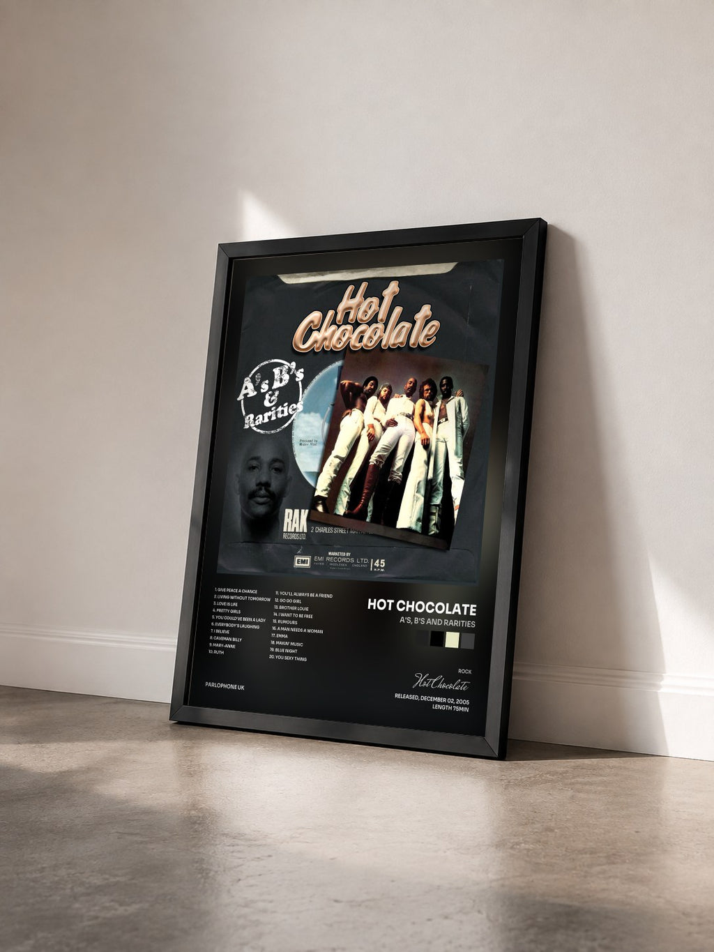 #noir Tableau de l'album A's, B's and Rarities de Hot Chocolate vu de trois quarts, cadre noir