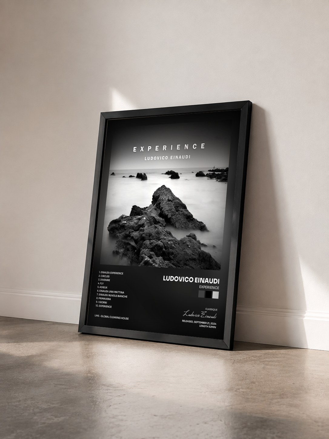 #noir Tableau de l'album Experience de Ludovico Einaudi vu de trois quarts, cadre noir