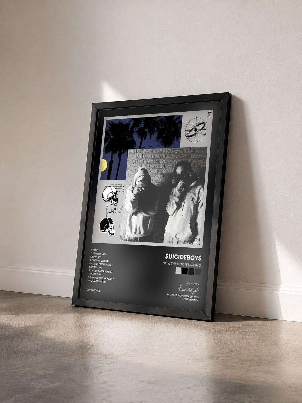 #noir Tableau de l'album Now the Moon's Rising de $uicideboy$ vu de trois quarts, cadre noir