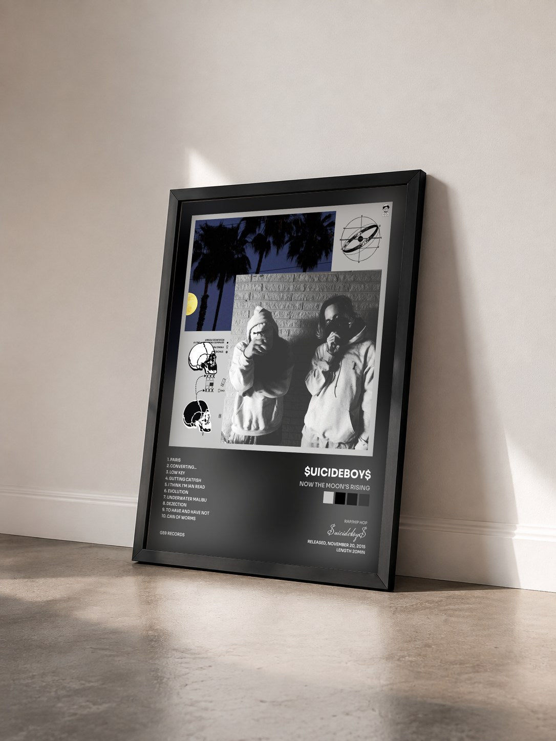 #noir Tableau de l'album Now the Moon's Rising de $uicideboy$ vu de trois quarts, cadre noir