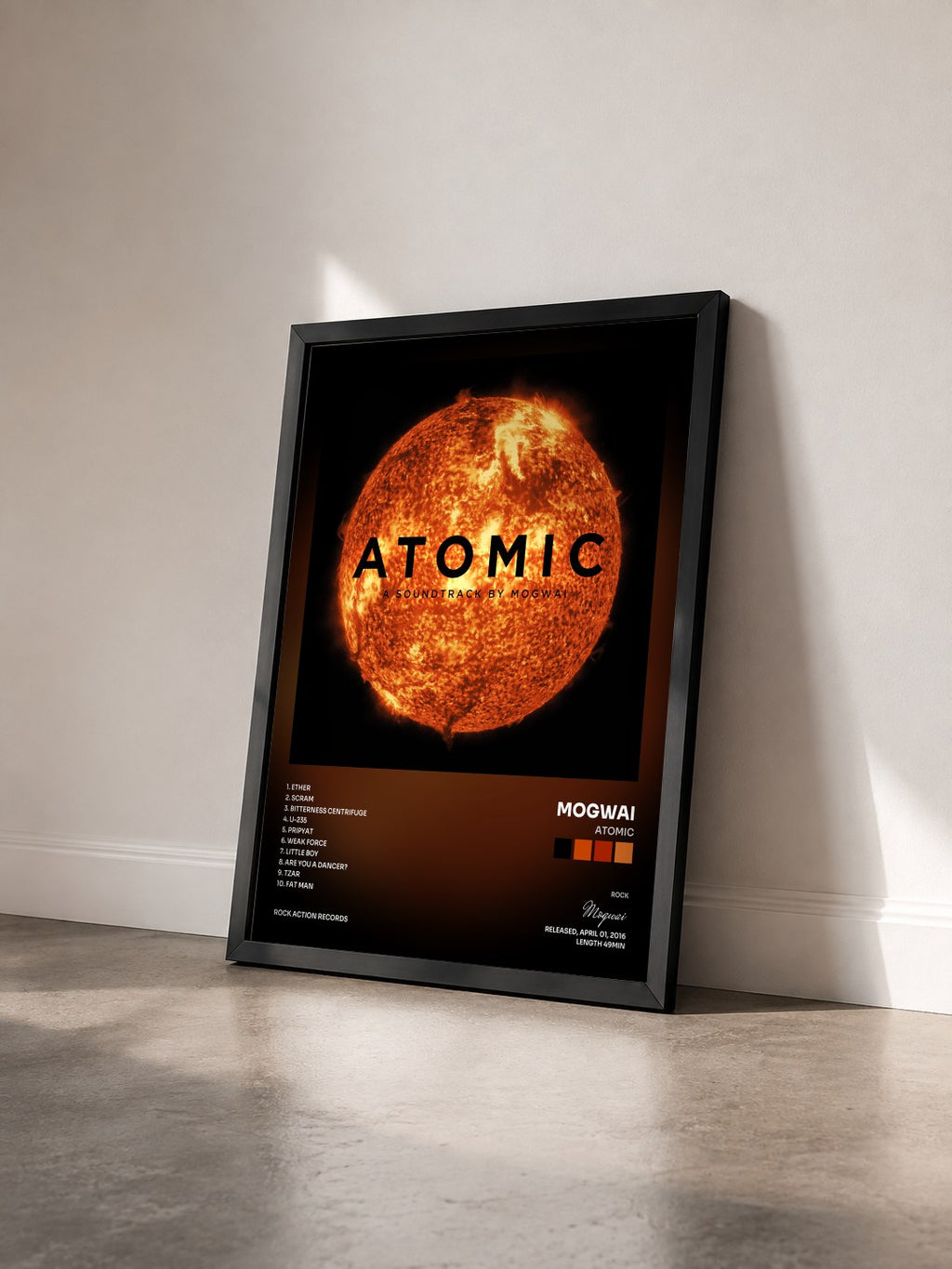 #noir Tableau de l'album Atomic de Mogwai vu de trois quarts, cadre noir