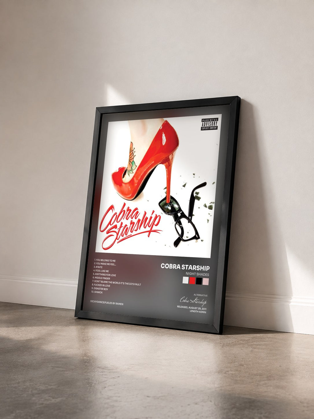 #noir Tableau de l'album Night Shades de Cobra Starship vu de trois quarts, cadre noir