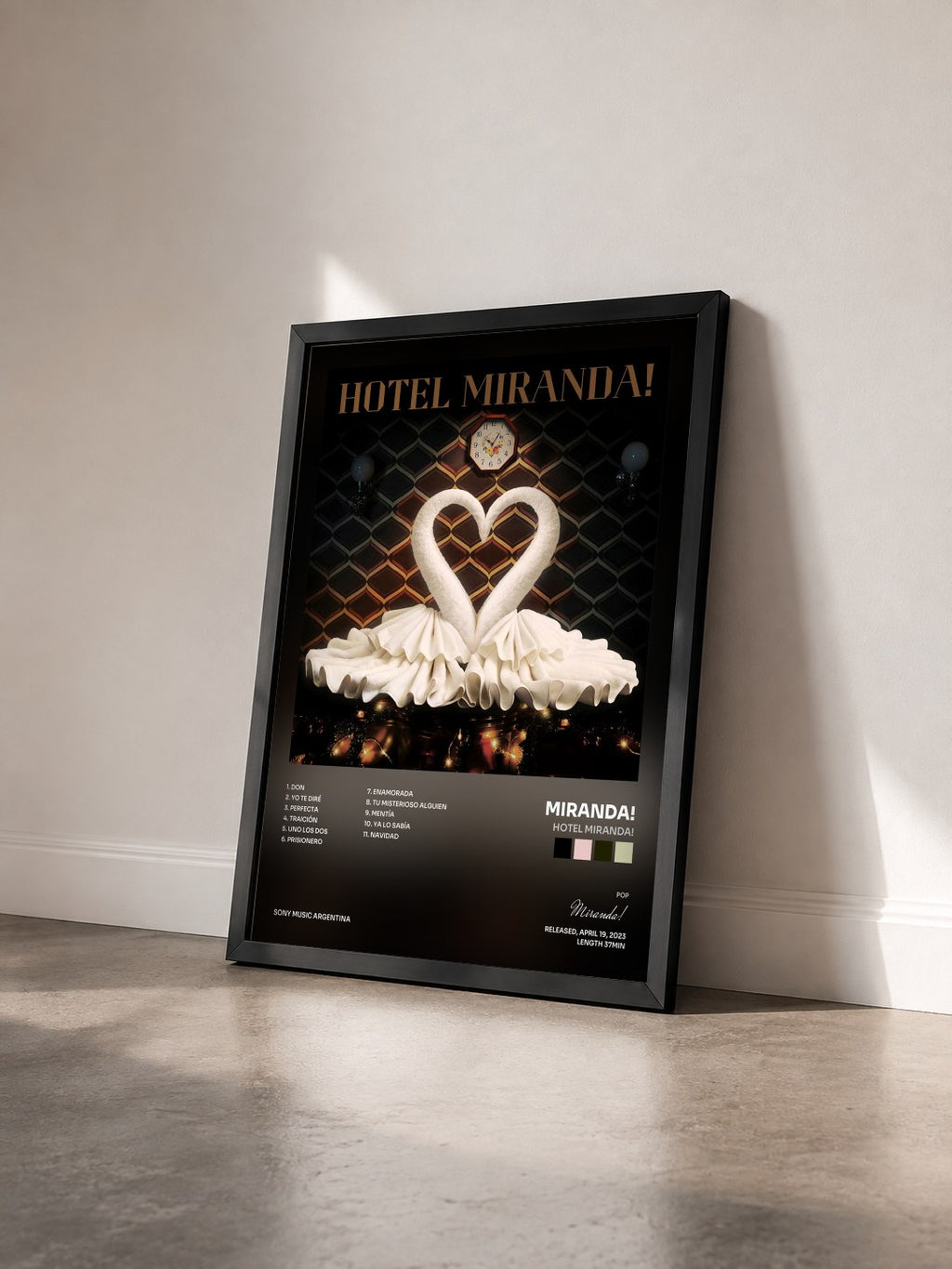 #noir Tableau de l'album Hotel Miranda! de Miranda! vu de trois quarts, cadre noir