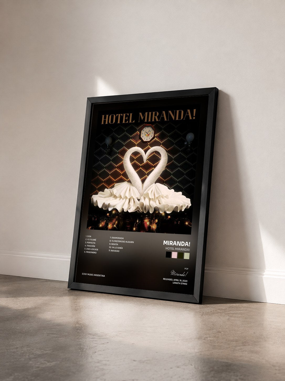 #noir Tableau de l'album Hotel Miranda! de Miranda! vu de trois quarts, cadre noir
