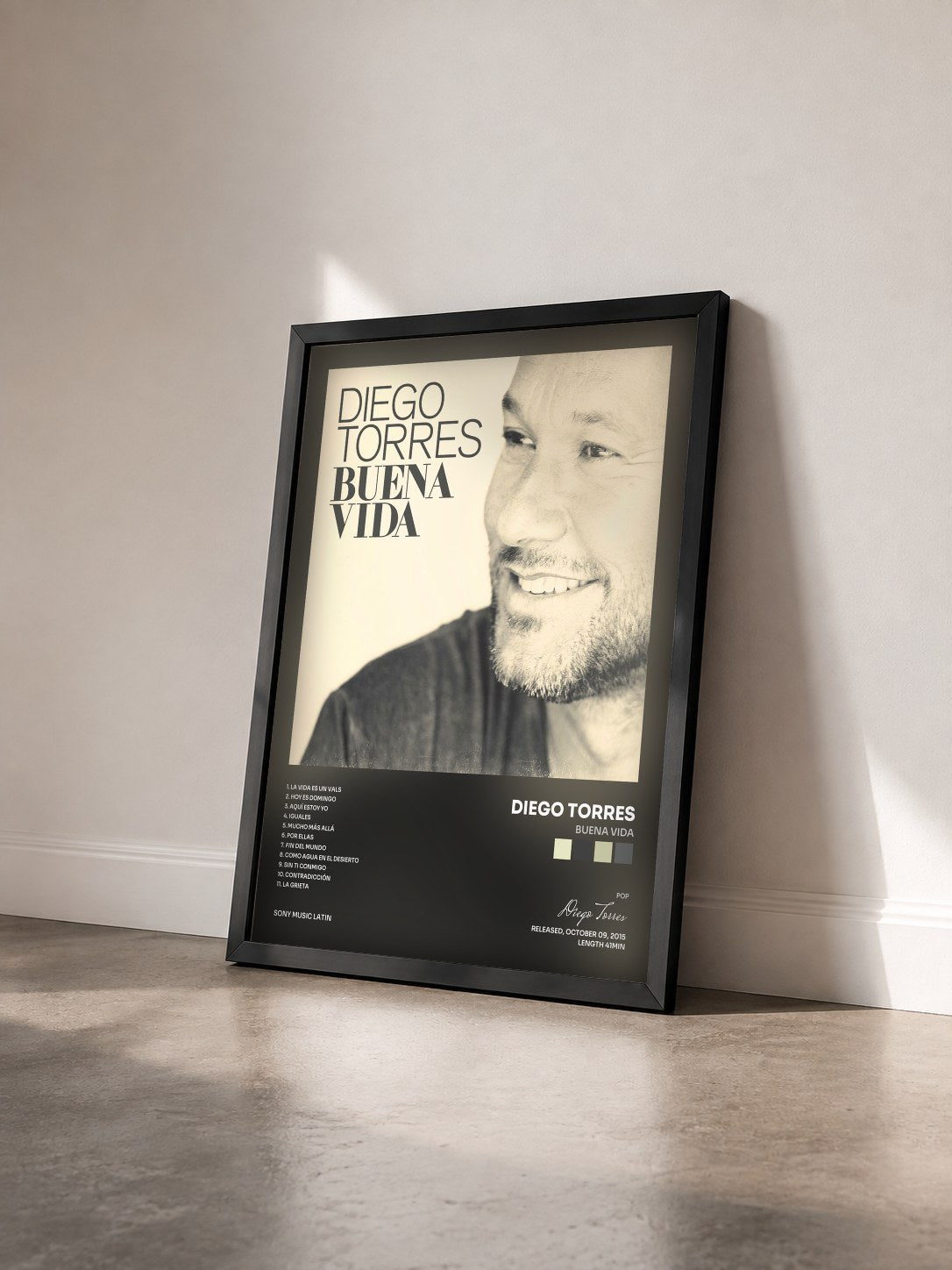 #noir Tableau de l'album Buena Vida de Diego Torres vu de trois quarts, cadre noir