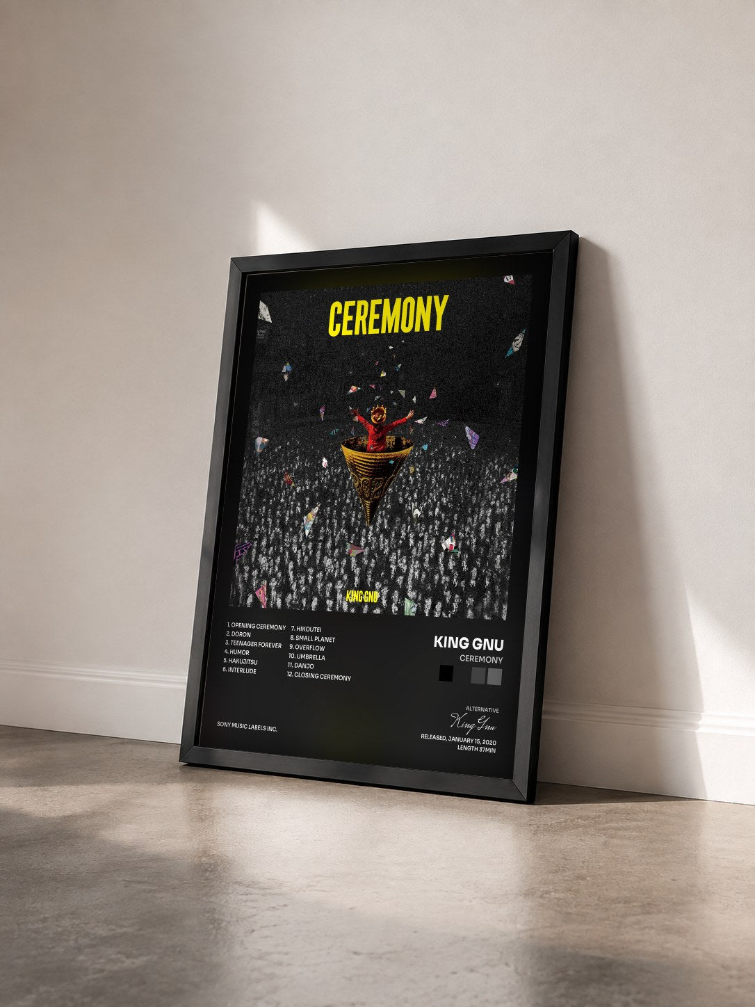 #noir Tableau de l'album Ceremony de King Gnu vu de trois quarts, cadre noir