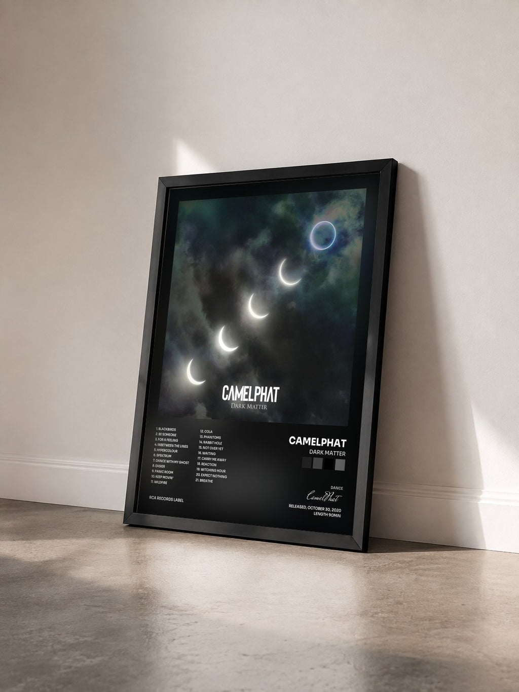 #noir Tableau de l'album Dark Matter de CamelPhat vu de trois quarts, cadre noir