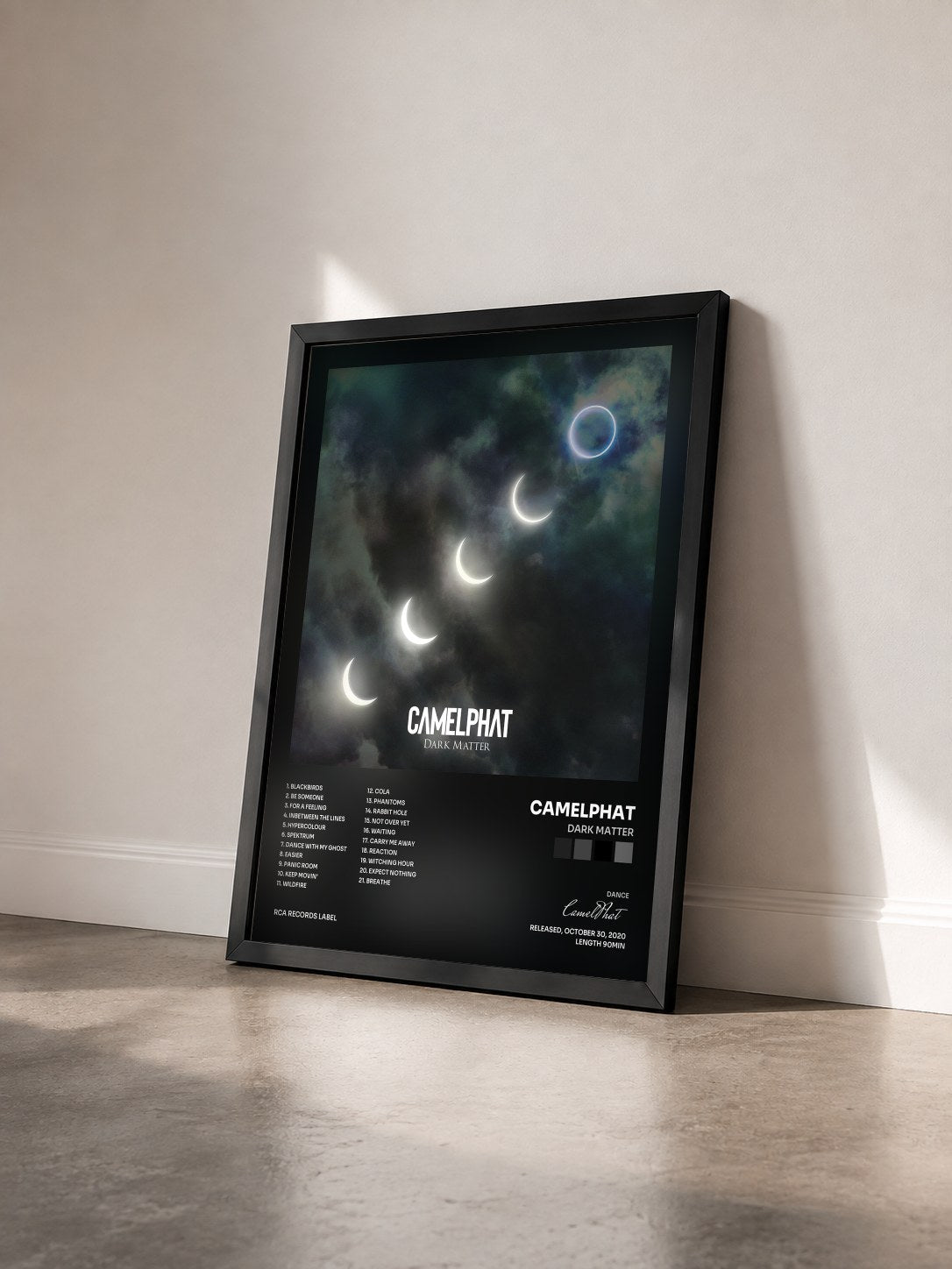 #noir Tableau de l'album Dark Matter de CamelPhat vu de trois quarts, cadre noir