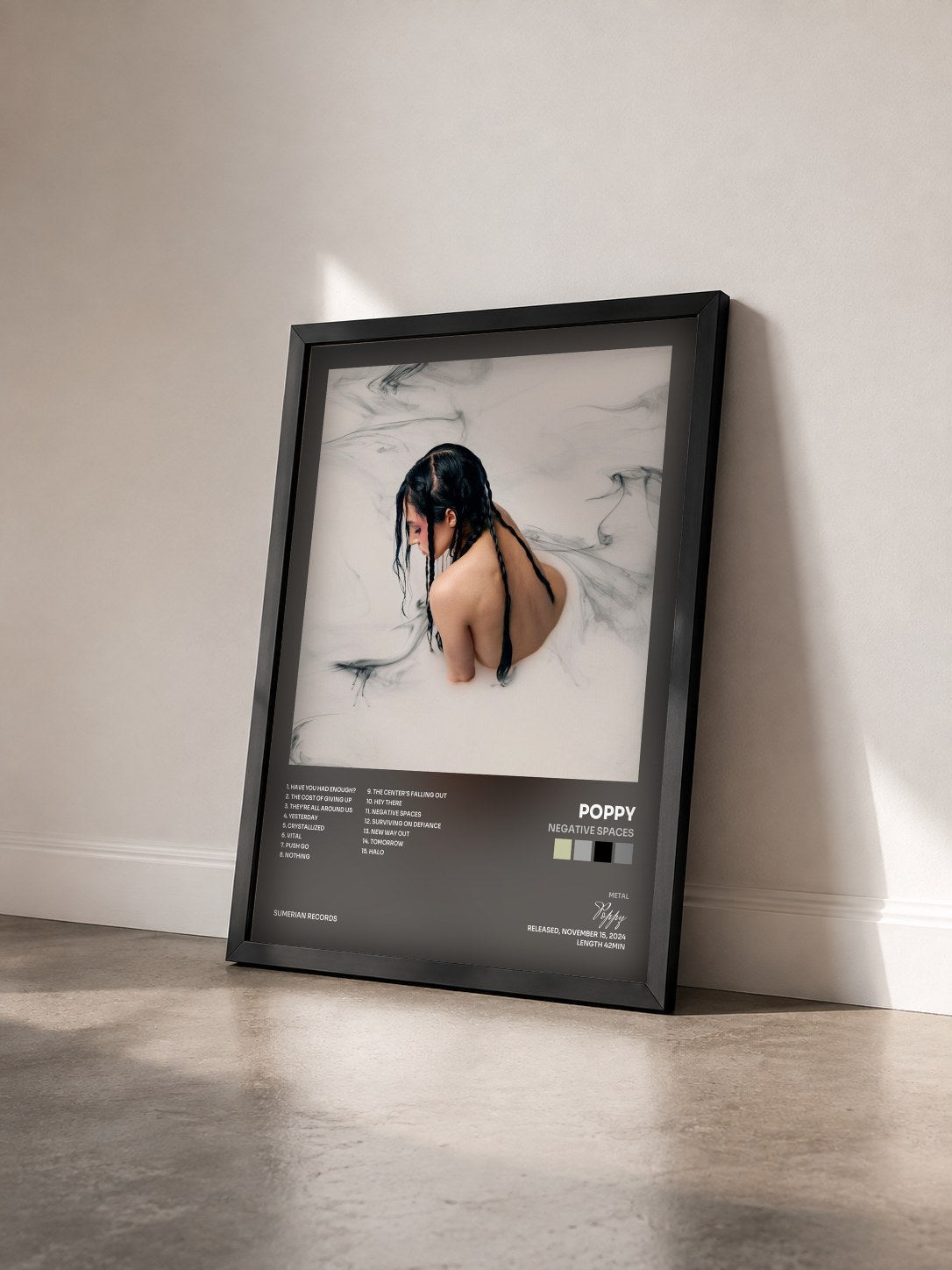 #noir Tableau de l'album Negative Spaces de Poppy vu de trois quarts, cadre noir