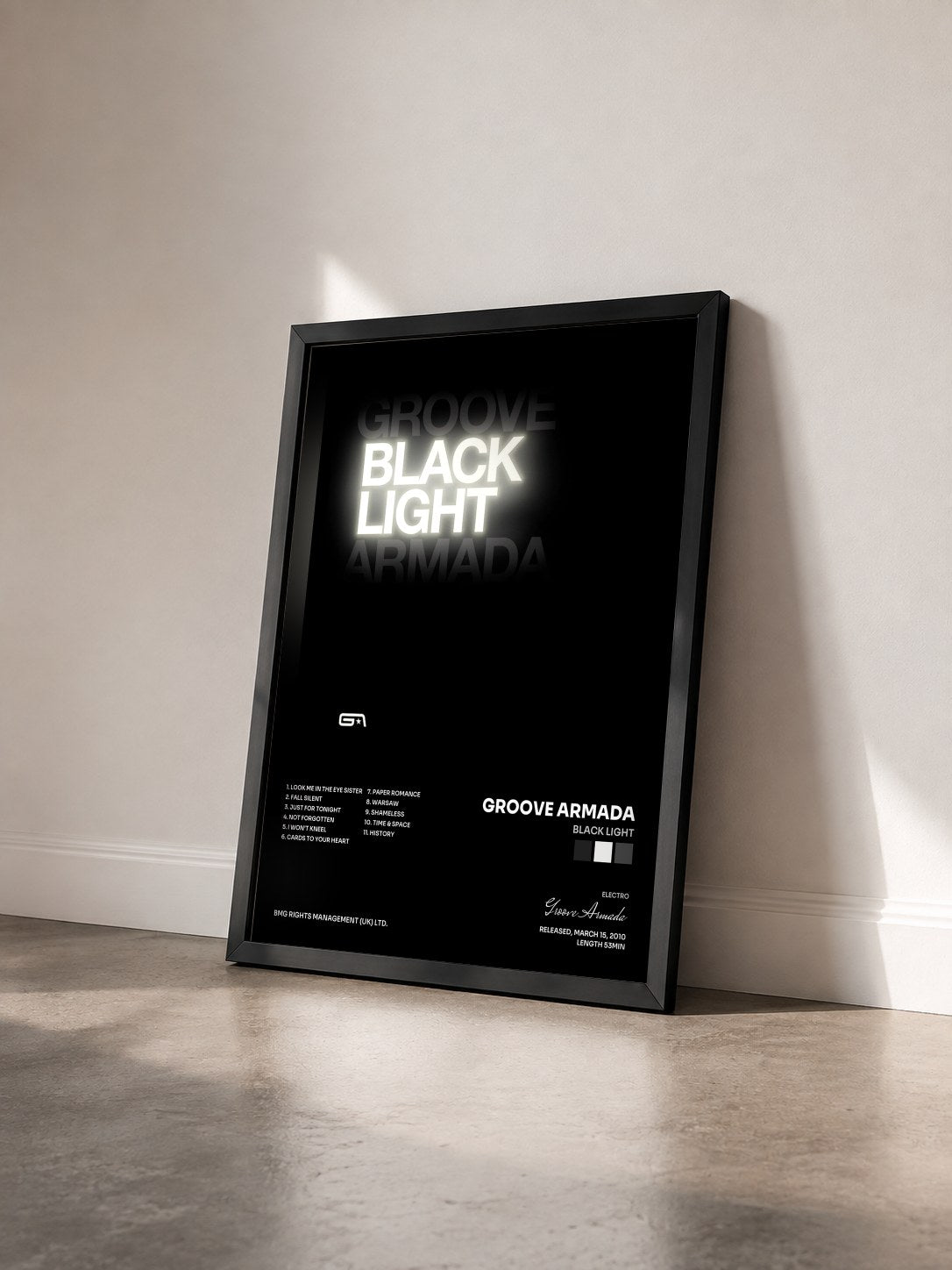 #noir Tableau de l'album Black Light de Groove Armada vu de trois quarts, cadre noir