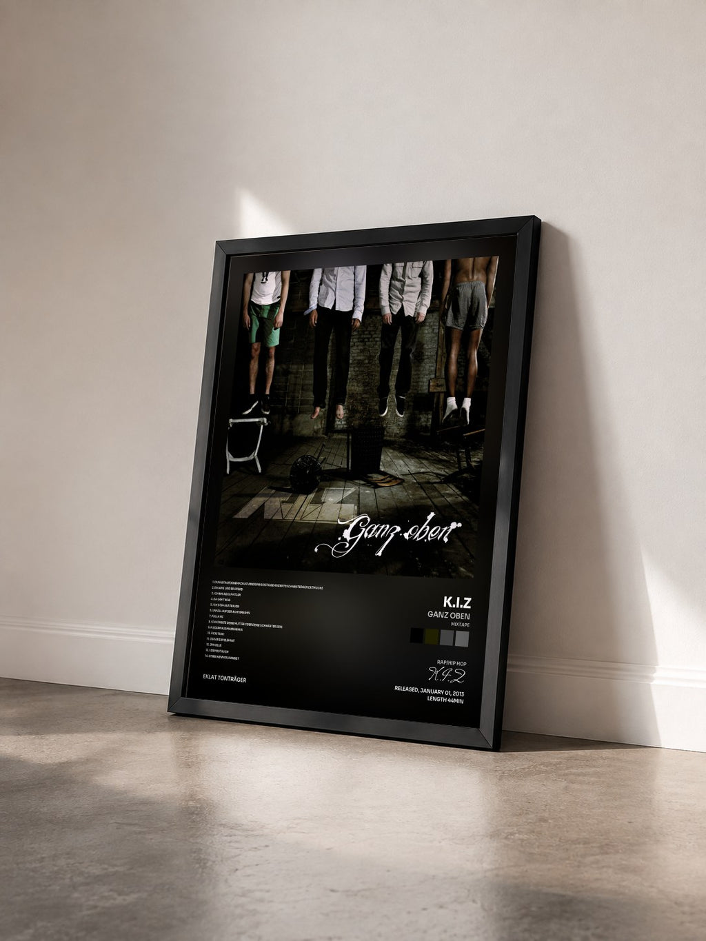 #noir Tableau de l'album Ganz Oben (Mixtape) de K.I.Z vu de trois quarts, cadre noir