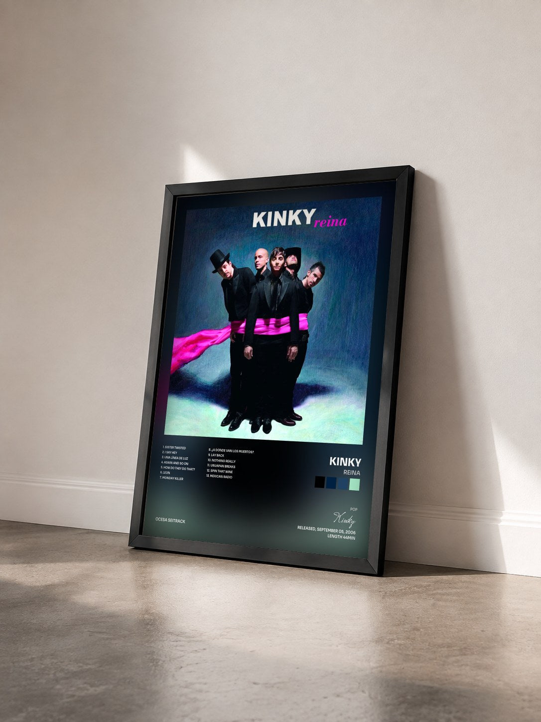 #noir Tableau de l'album Reina de Kinky vu de trois quarts, cadre noir