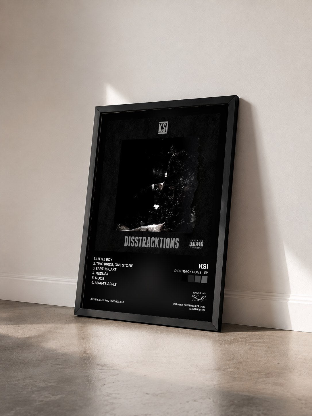 #noir Tableau de l'album Disstracktions - EP de KSI vu de trois quarts, cadre noir