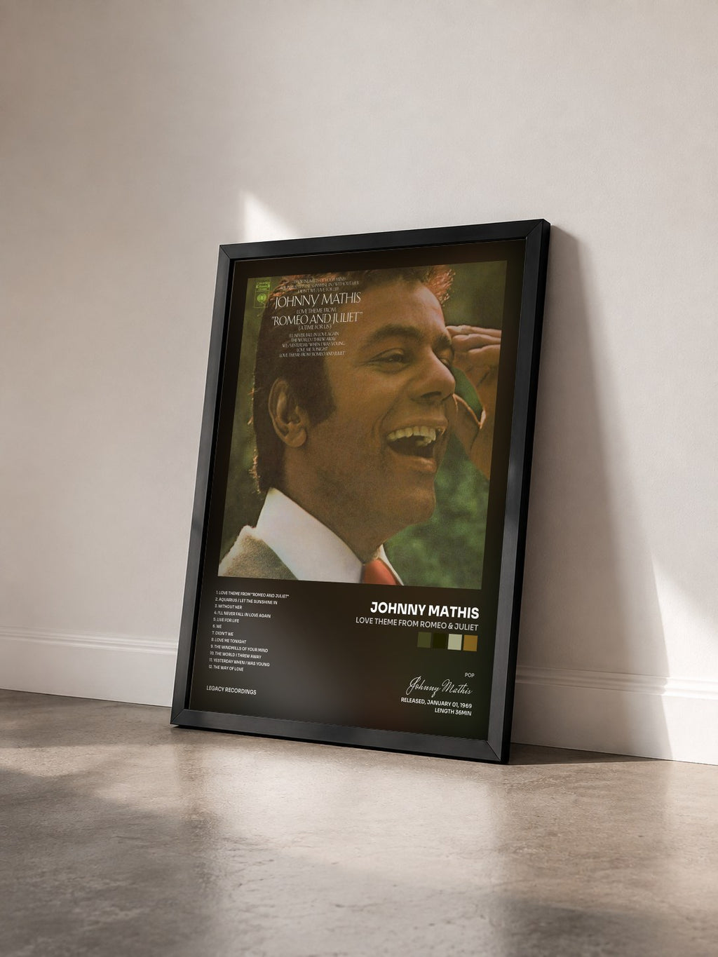 #noir Tableau de l'album Love Theme from Romeo & Juliet de Johnny Mathis vu de trois quarts, cadre noir