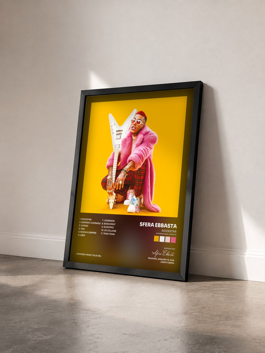 #noir Tableau de l'album Rockstar (International Version) de Sfera Ebbasta vu de trois quarts, cadre noir