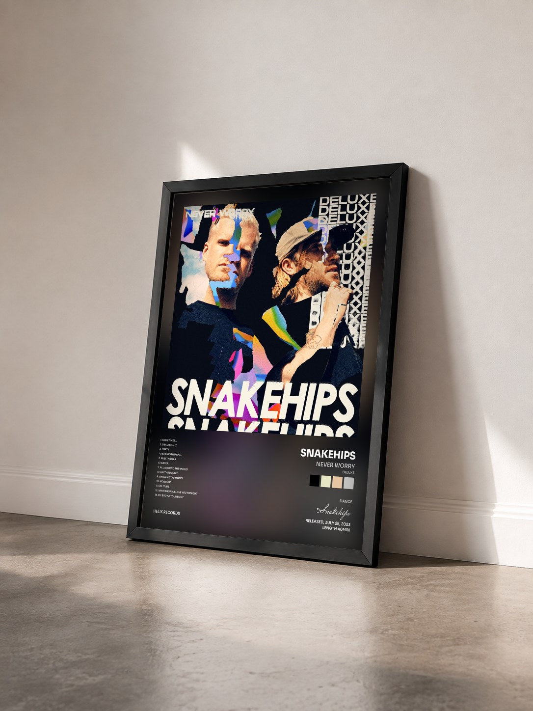 #noir Tableau de l'album never worry (deluxe) de Snakehips vu de trois quarts, cadre noir