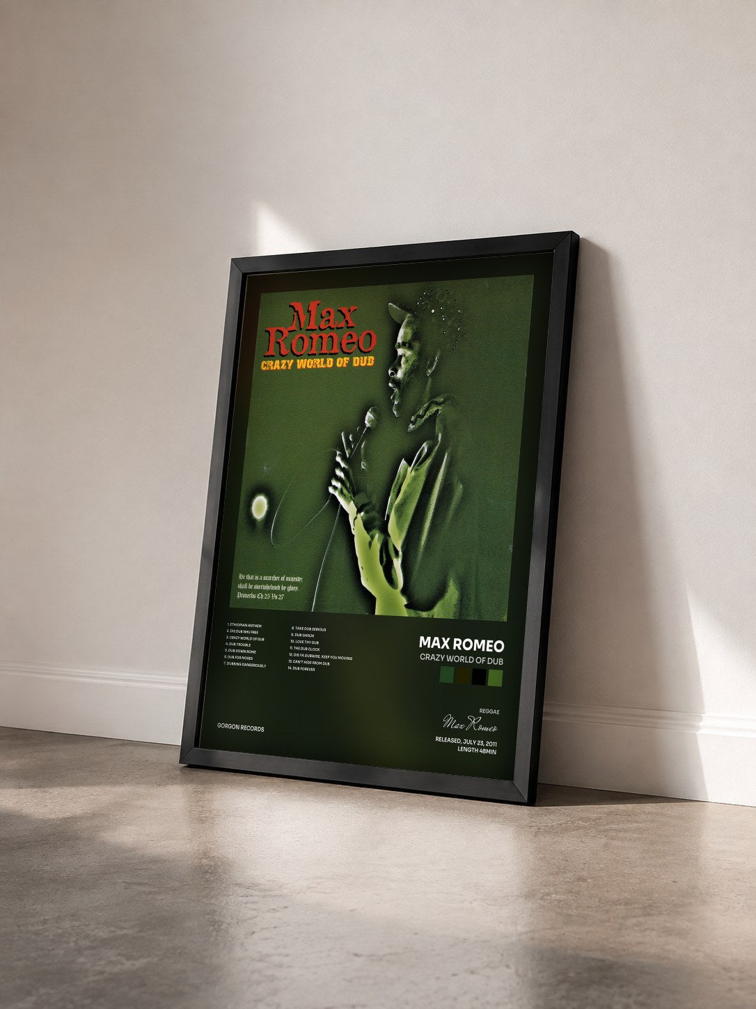 #noir Tableau de l'album Crazy World Of Dub de Max Romeo vu de trois quarts, cadre noir