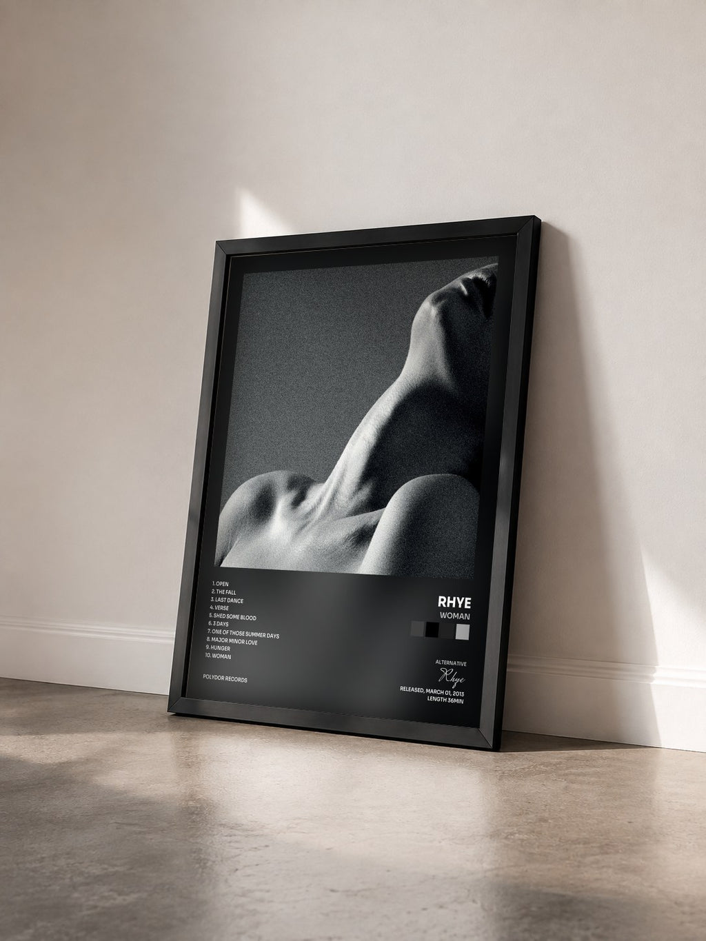 #noir Tableau de l'album Woman de Rhye vu de trois quarts, cadre noir
