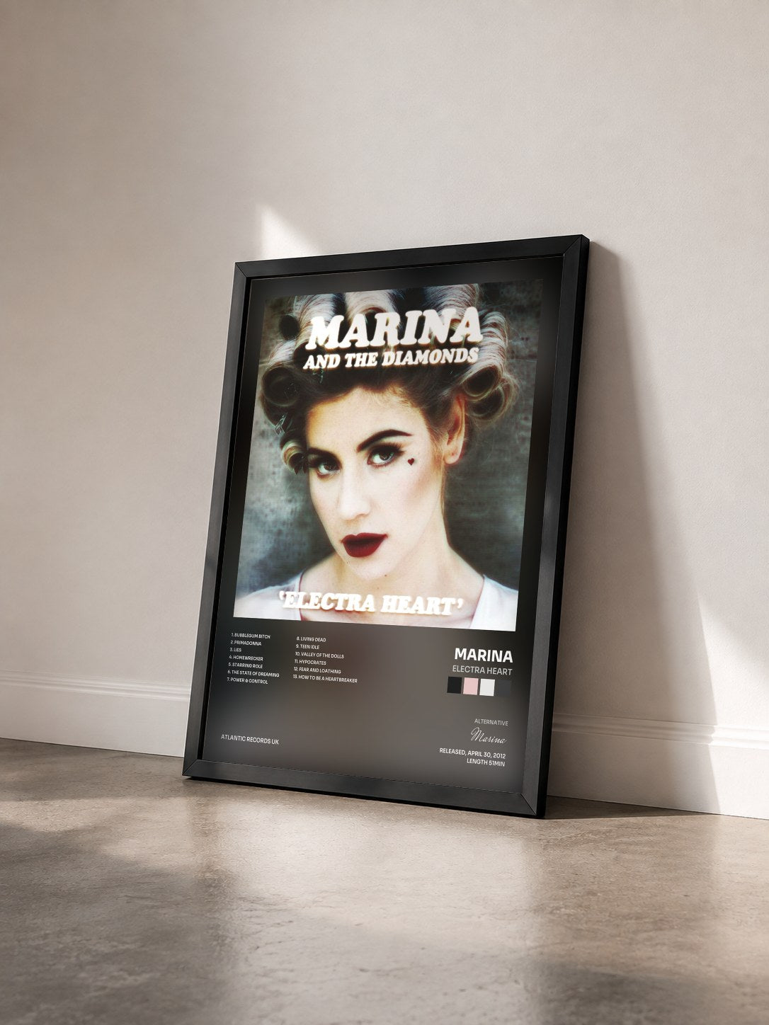 #noir Tableau de l'album Electra Heart de Marina vu de trois quarts, cadre noir