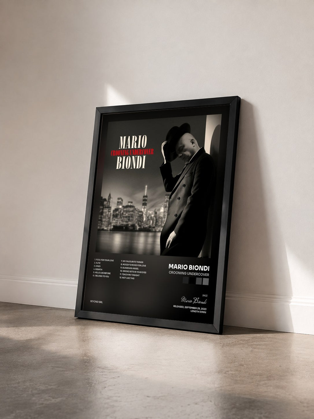 #noir Tableau de l'album Crooning Undercover de Mario Biondi vu de trois quarts, cadre noir