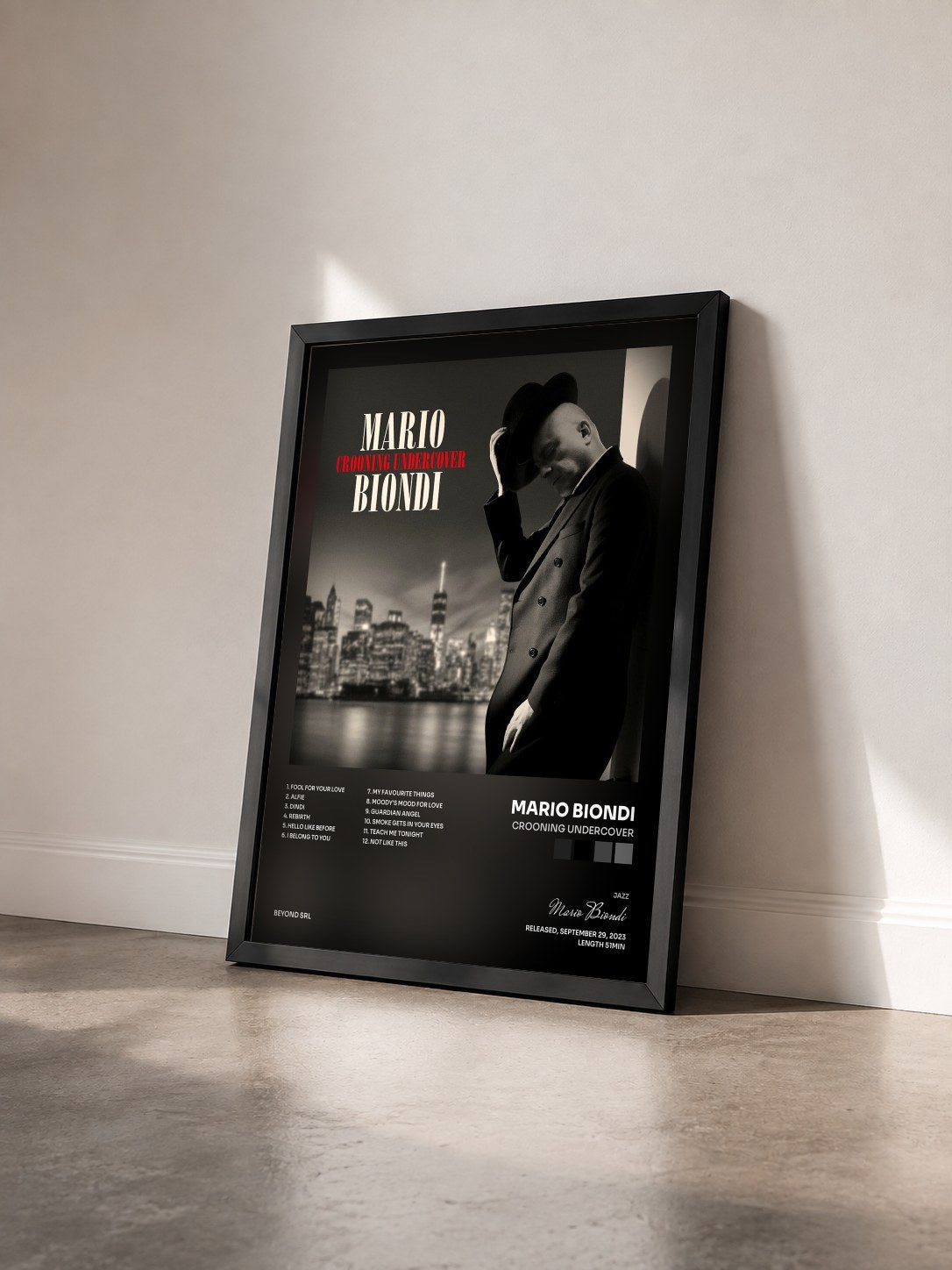 #noir Tableau de l'album Crooning Undercover de Mario Biondi vu de trois quarts, cadre noir