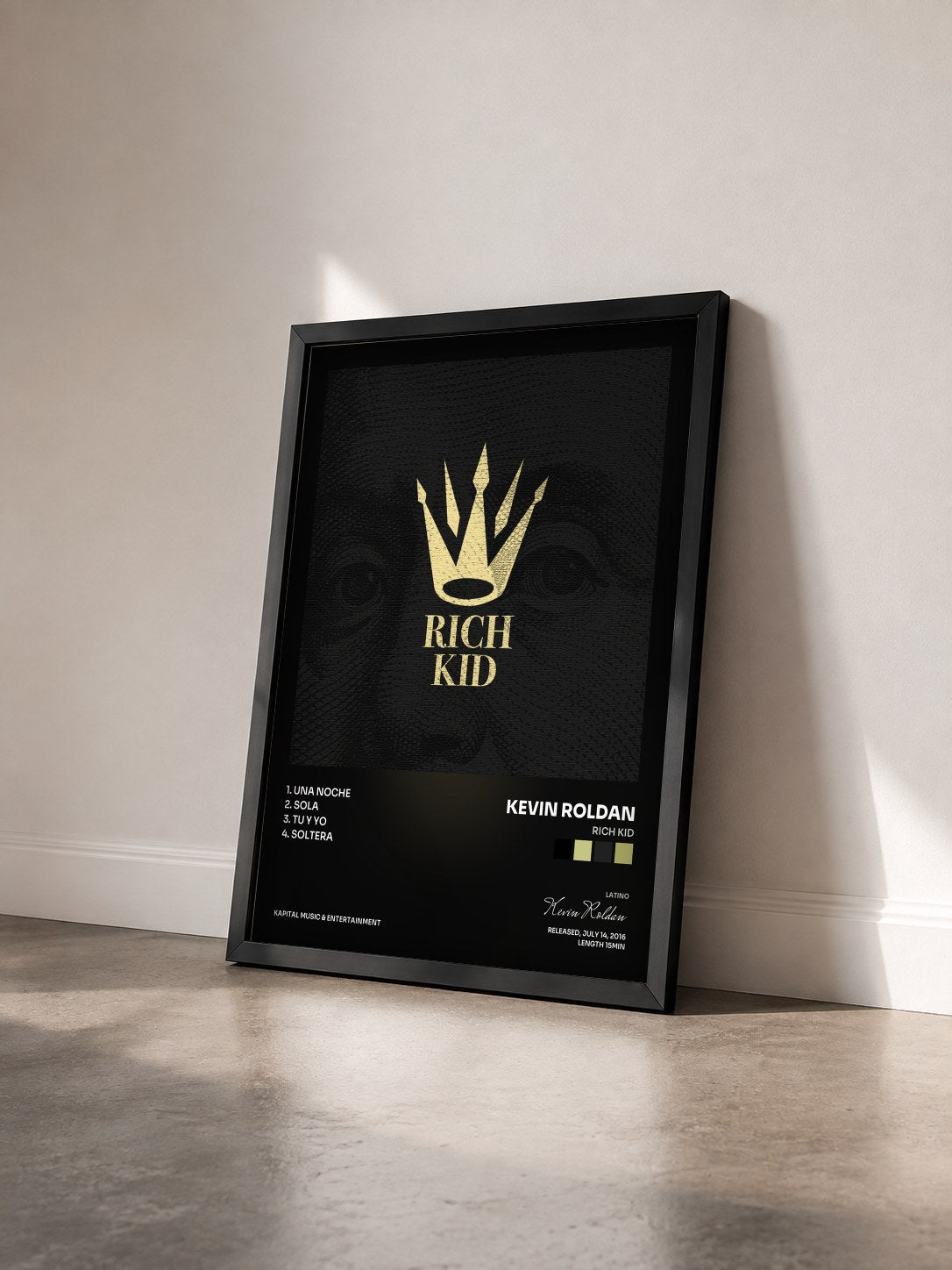#noir Tableau de l'album Rich Kid de Kevin Roldan vu de trois quarts, cadre noir