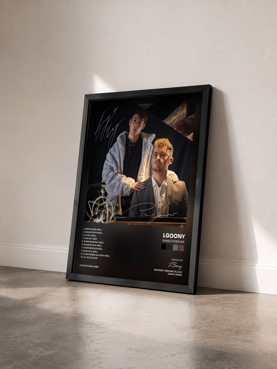 #noir Tableau de l'album Piano Forever de LGoony vu de trois quarts, cadre noir