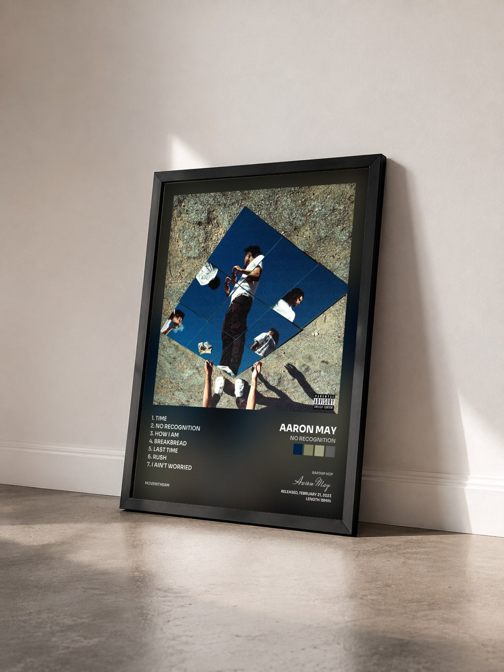 #noir Tableau de l'album No Recognition de Aaron May vu de trois quarts, cadre noir