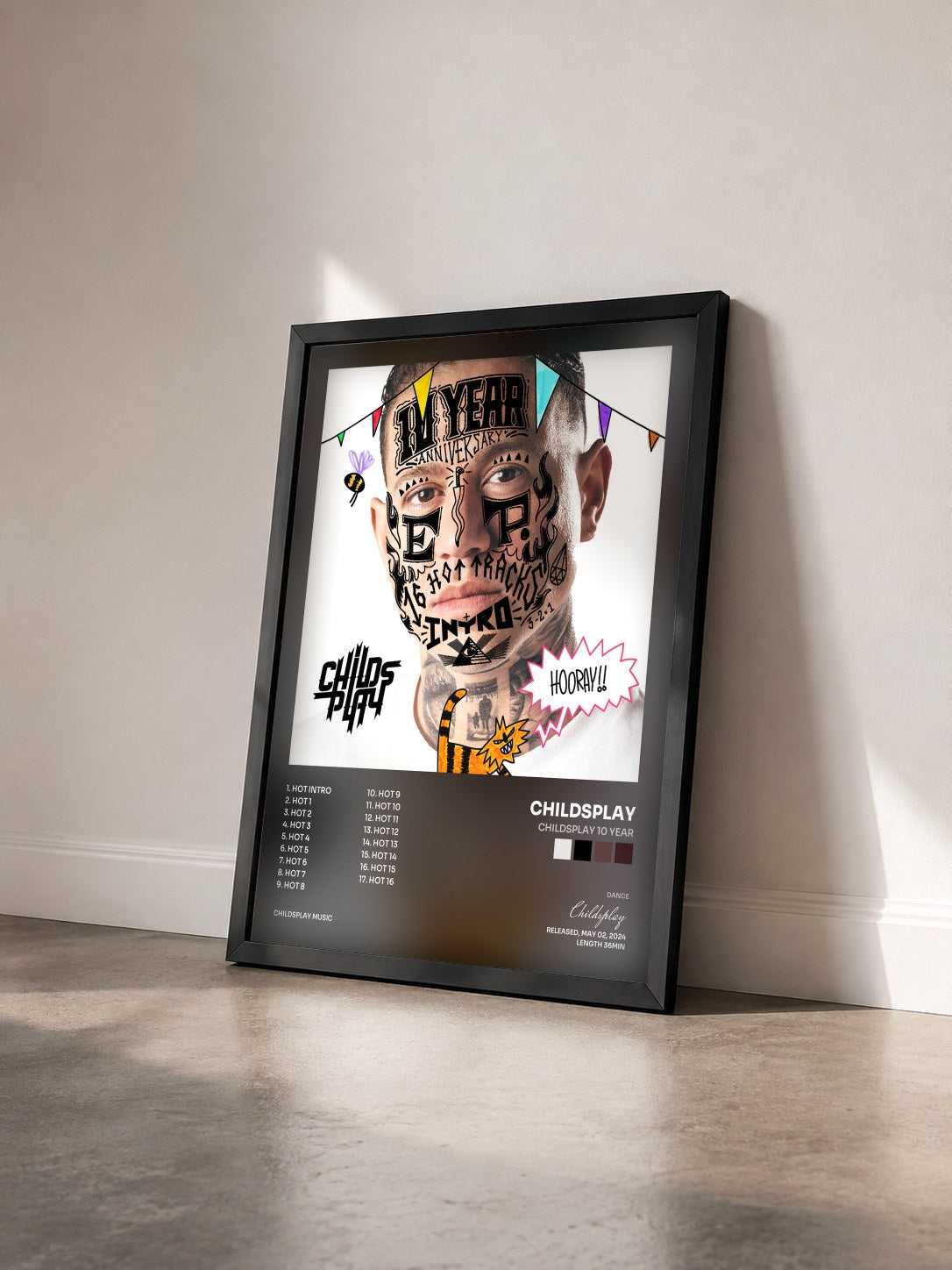 #noir Tableau de l'album ChildsPlay 10 Year de Childsplay vu de trois quarts, cadre noir