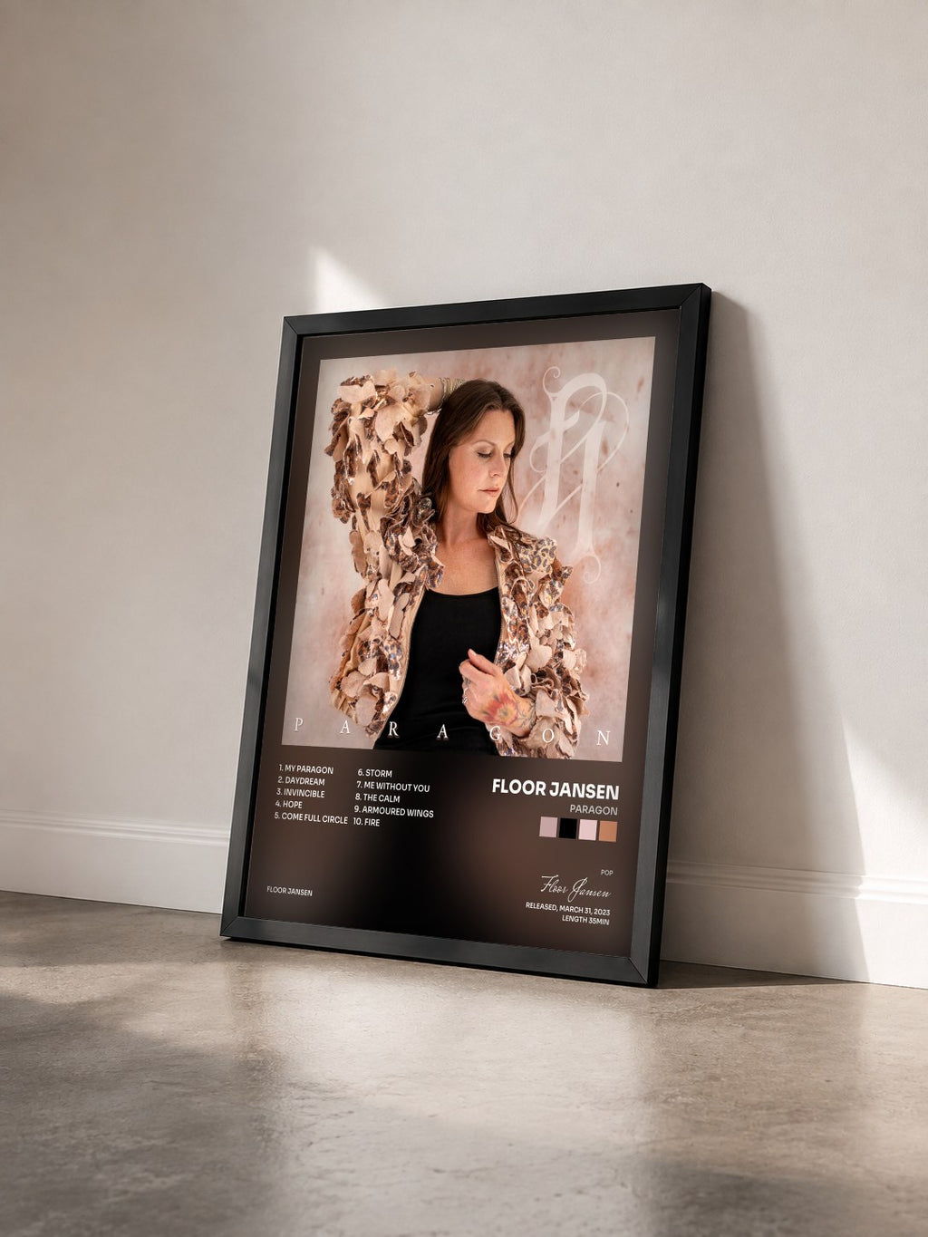 #noir Tableau de l'album Paragon de Floor Jansen vu de trois quarts, cadre noir