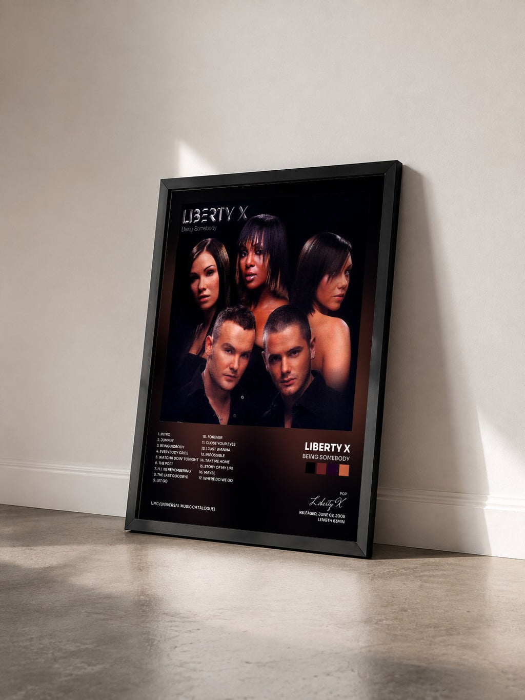 #noir Tableau de l'album Being Somebody de Liberty X vu de trois quarts, cadre noir