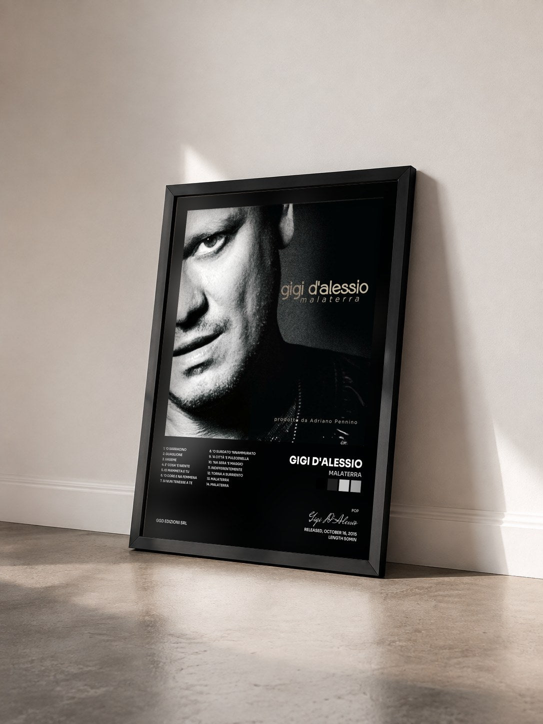 #noir Tableau de l'album Malaterra de Gigi D'Alessio vu de trois quarts, cadre noir