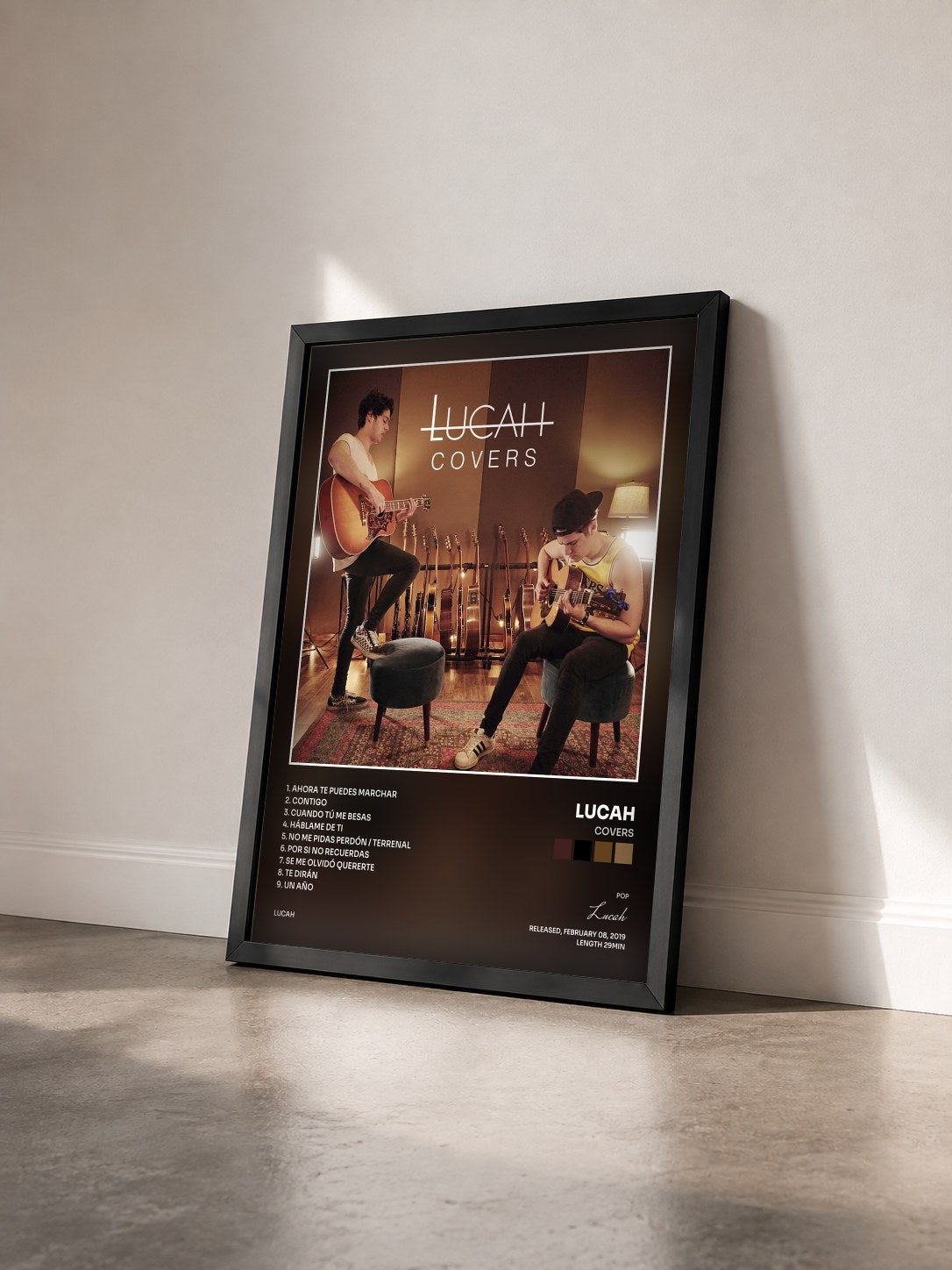 #noir Tableau de l'album Covers de Lucah vu de trois quarts, cadre noir