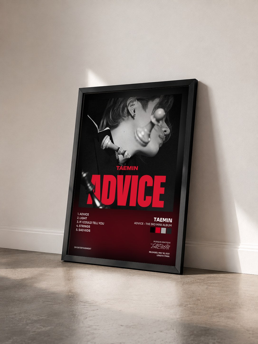 #noir Tableau de l'album Advice - The 3rd Mini Album de TAEMIN vu de trois quarts, cadre noir
