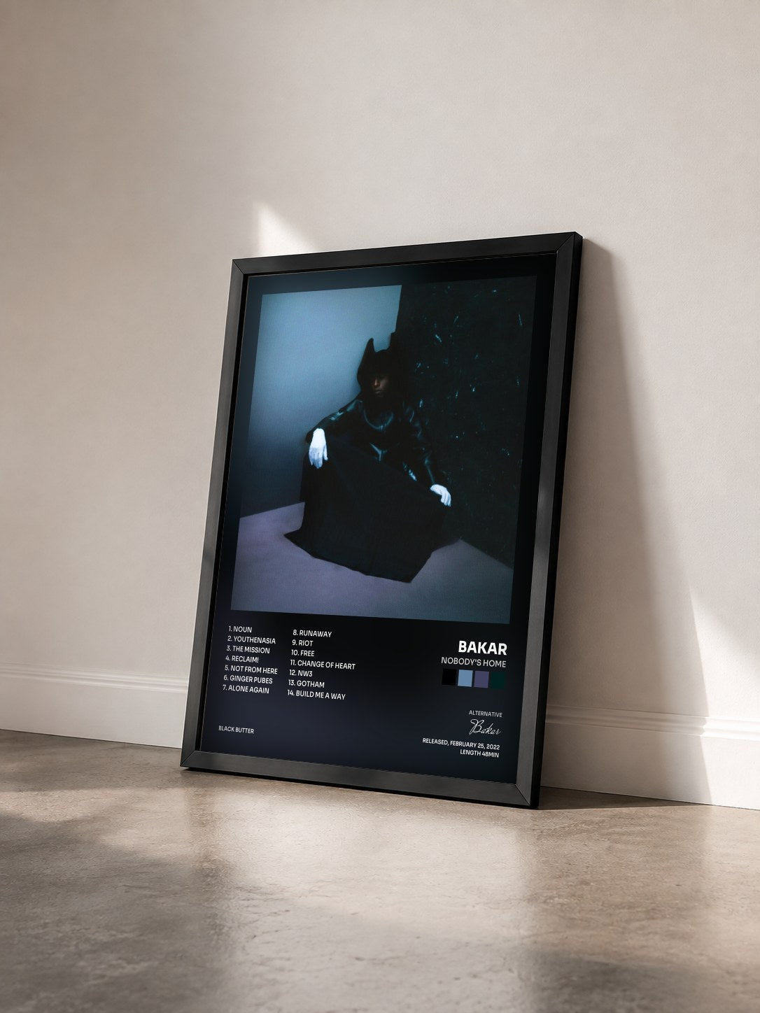 #noir Tableau de l'album Nobody's Home de Bakar vu de trois quarts, cadre noir