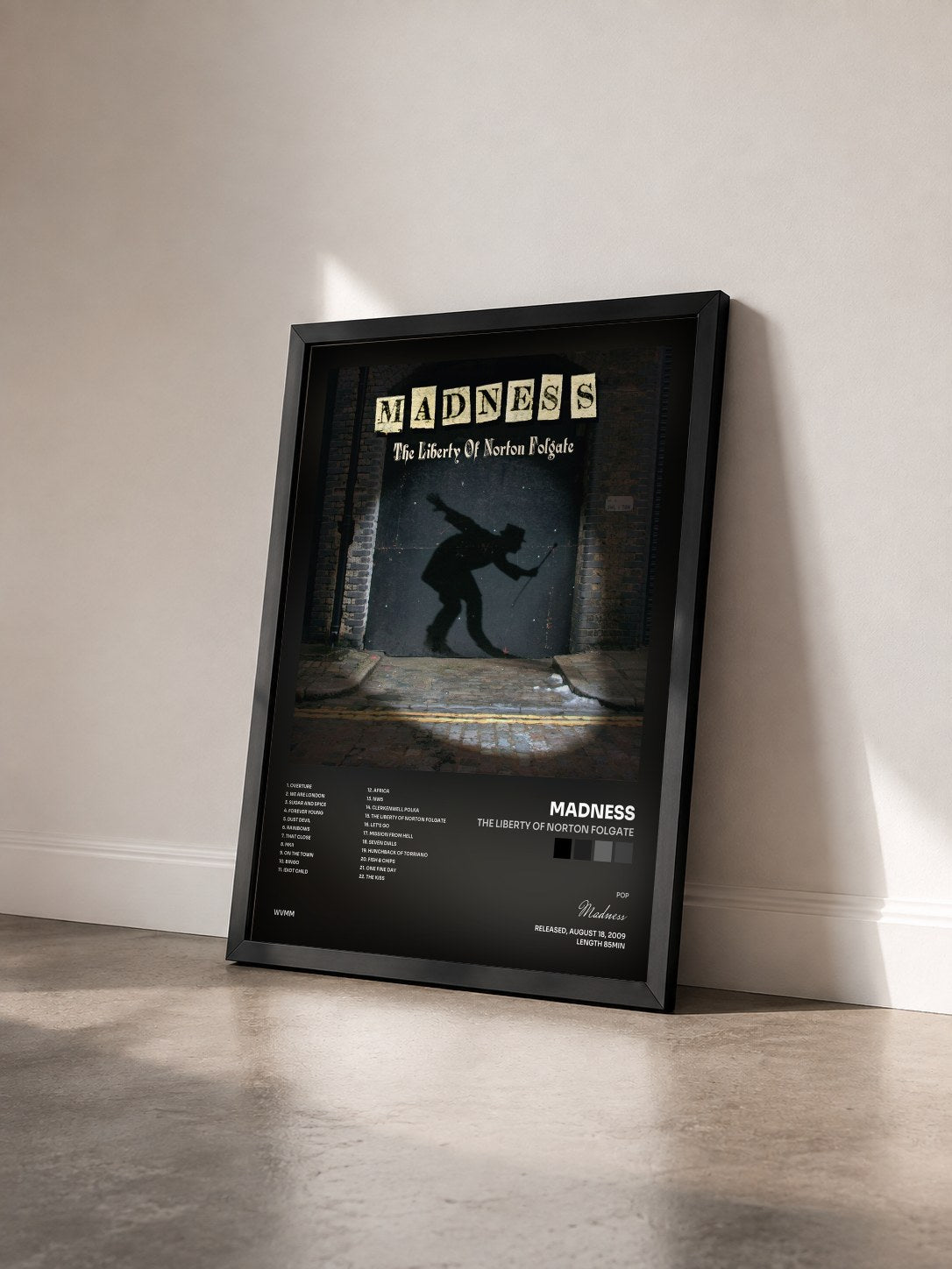 #noir Tableau de l'album The Liberty of Norton Folgate de Madness vu de trois quarts, cadre noir