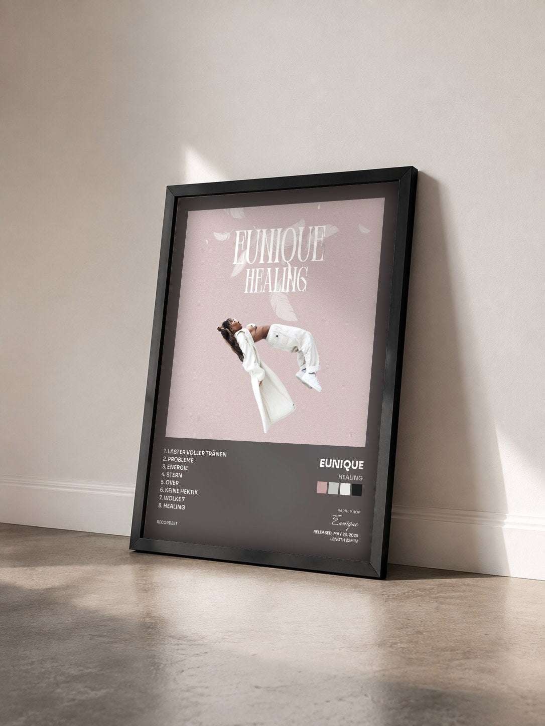 #noir Tableau de l'album Healing de Eunique vu de trois quarts, cadre noir