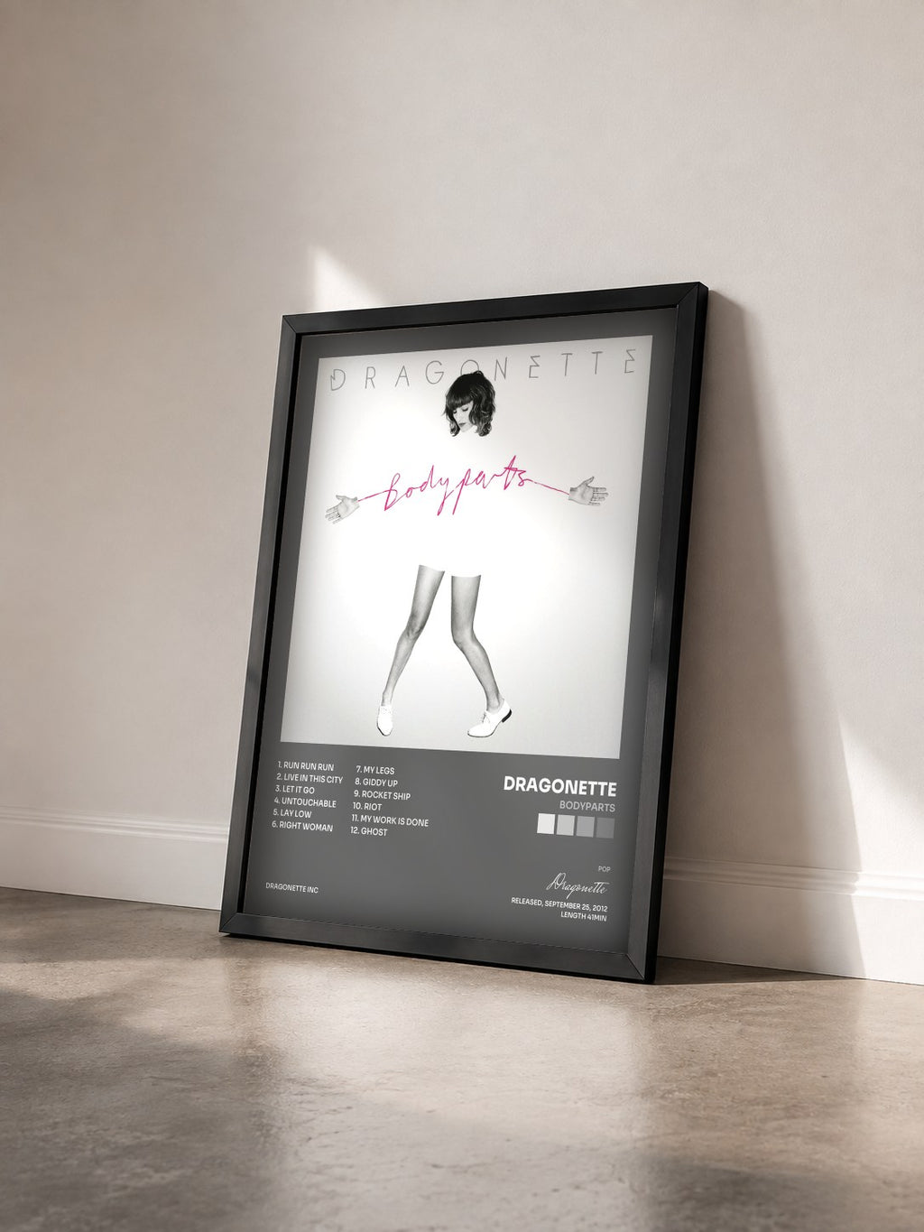#noir Tableau de l'album Bodyparts de Dragonette vu de trois quarts, cadre noir