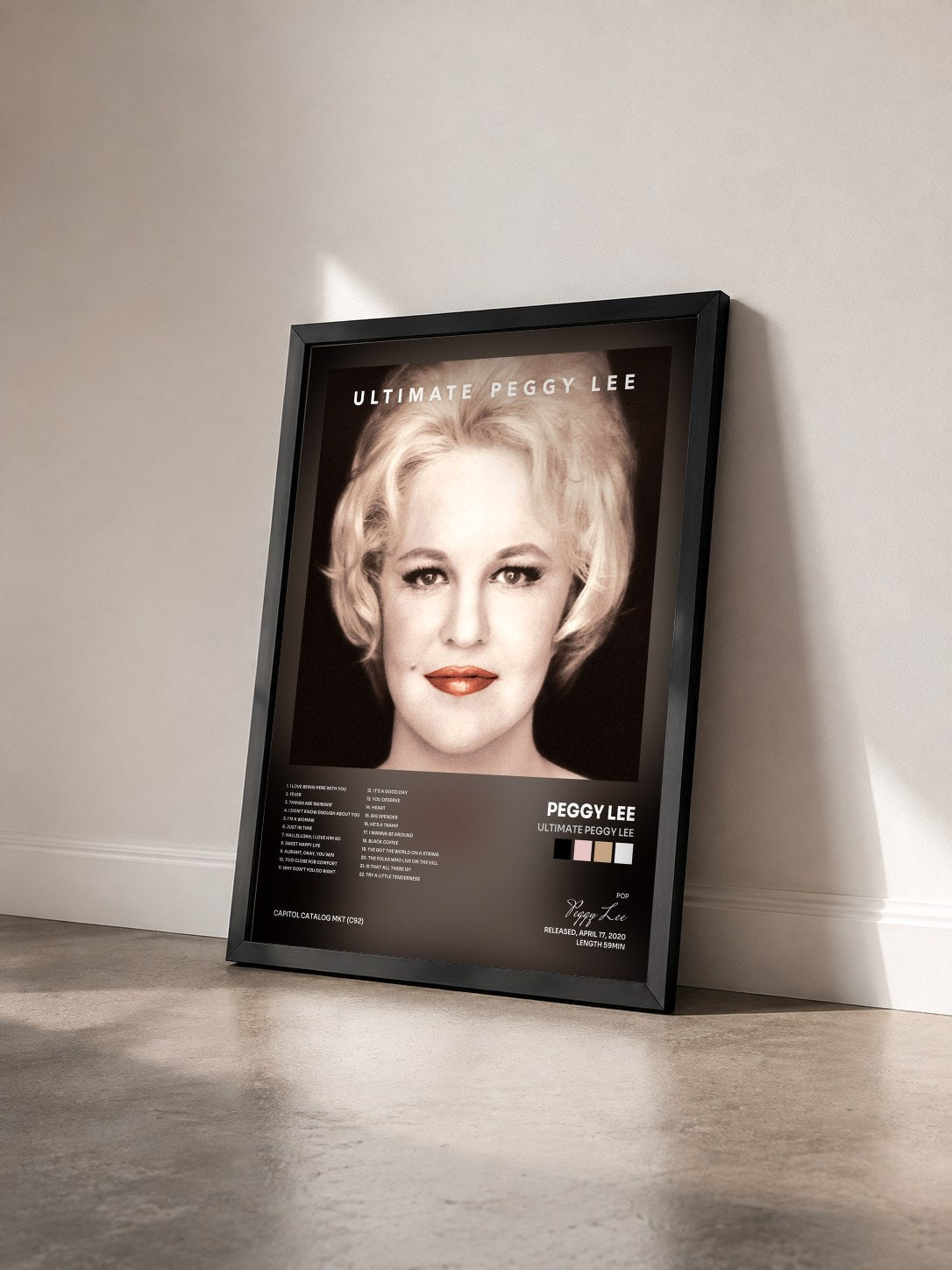 #noir Tableau de l'album Ultimate Peggy Lee de Peggy Lee vu de trois quarts, cadre noir