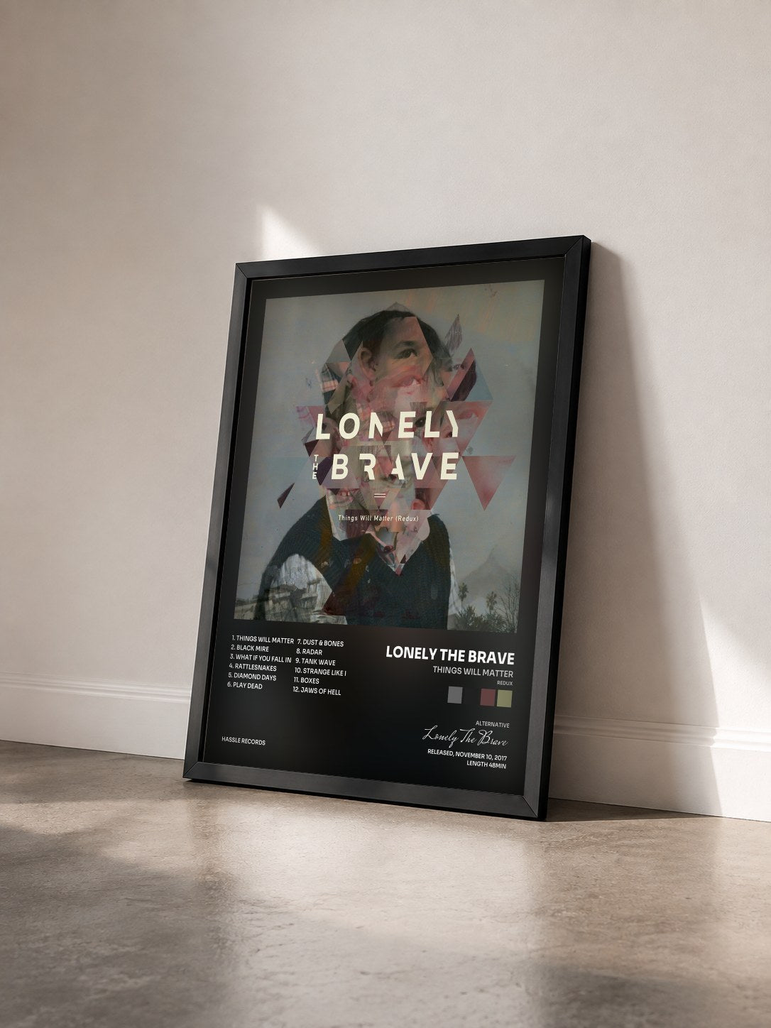 #noir Tableau de l'album Things Will Matter (Redux) de Lonely The Brave vu de trois quarts, cadre noir