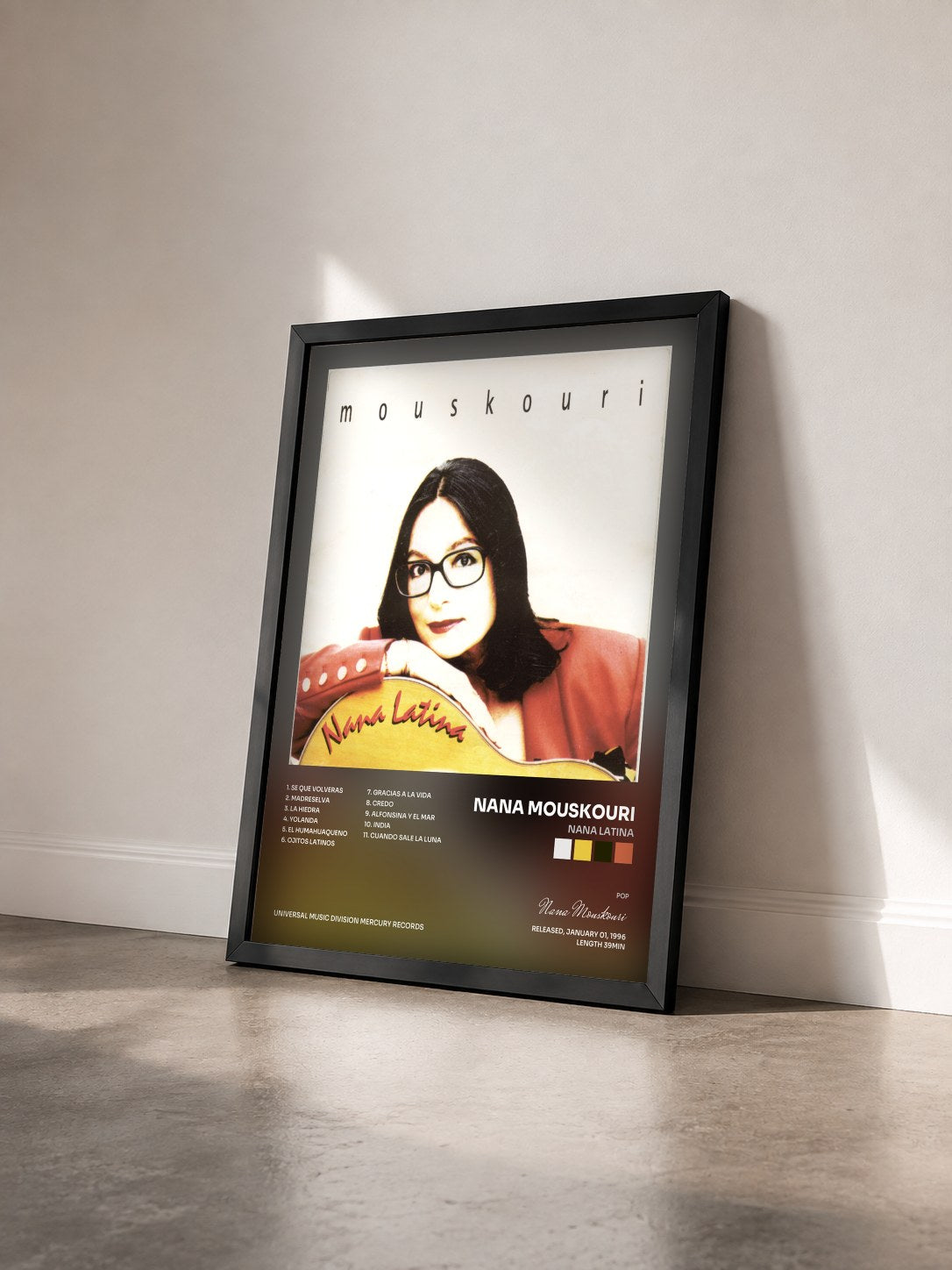 #noir Tableau de l'album Nana Latina de Nana Mouskouri vu de trois quarts, cadre noir