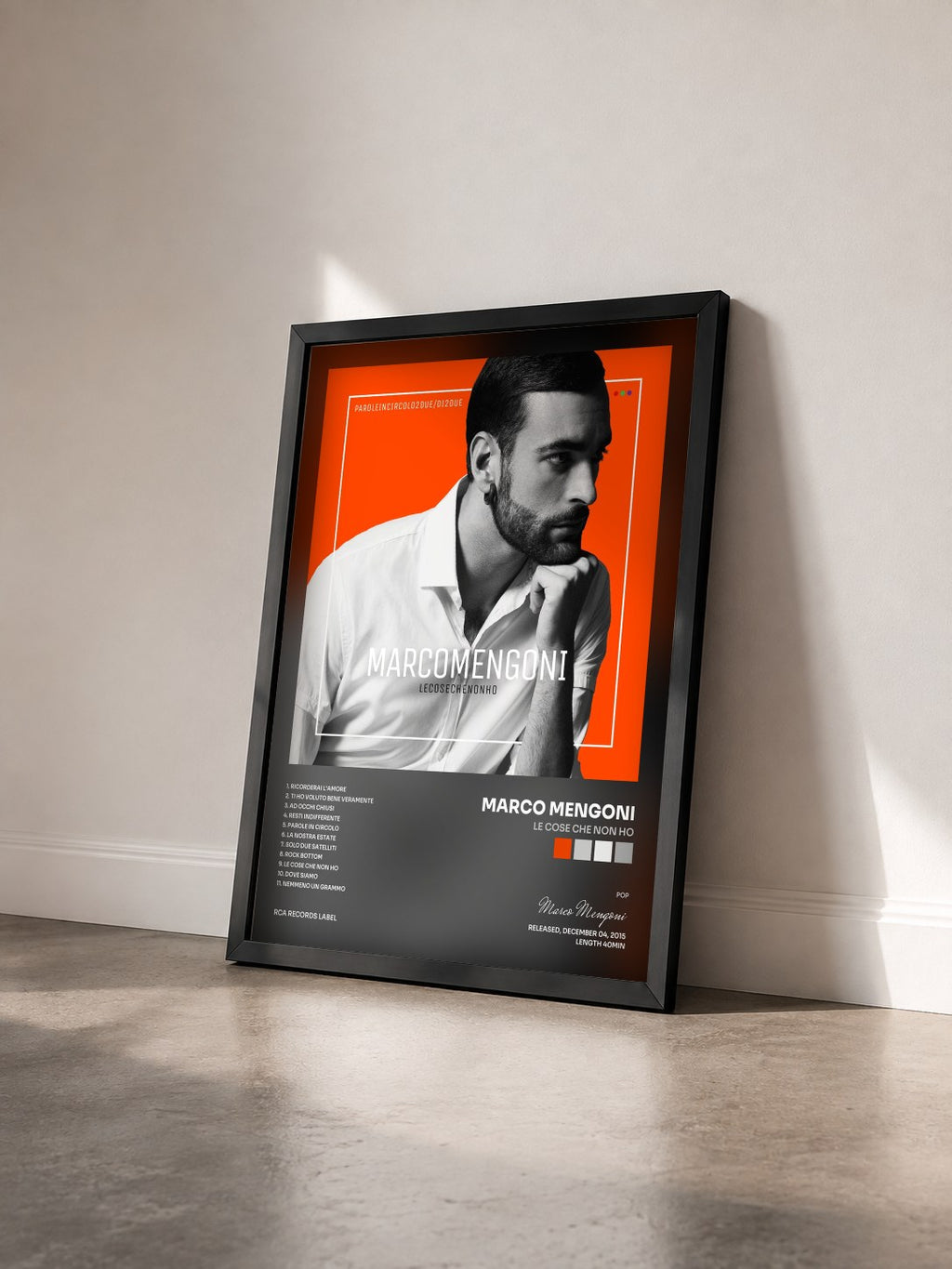 #noir Tableau de l'album Le cose che non ho de Marco Mengoni vu de trois quarts, cadre noir
