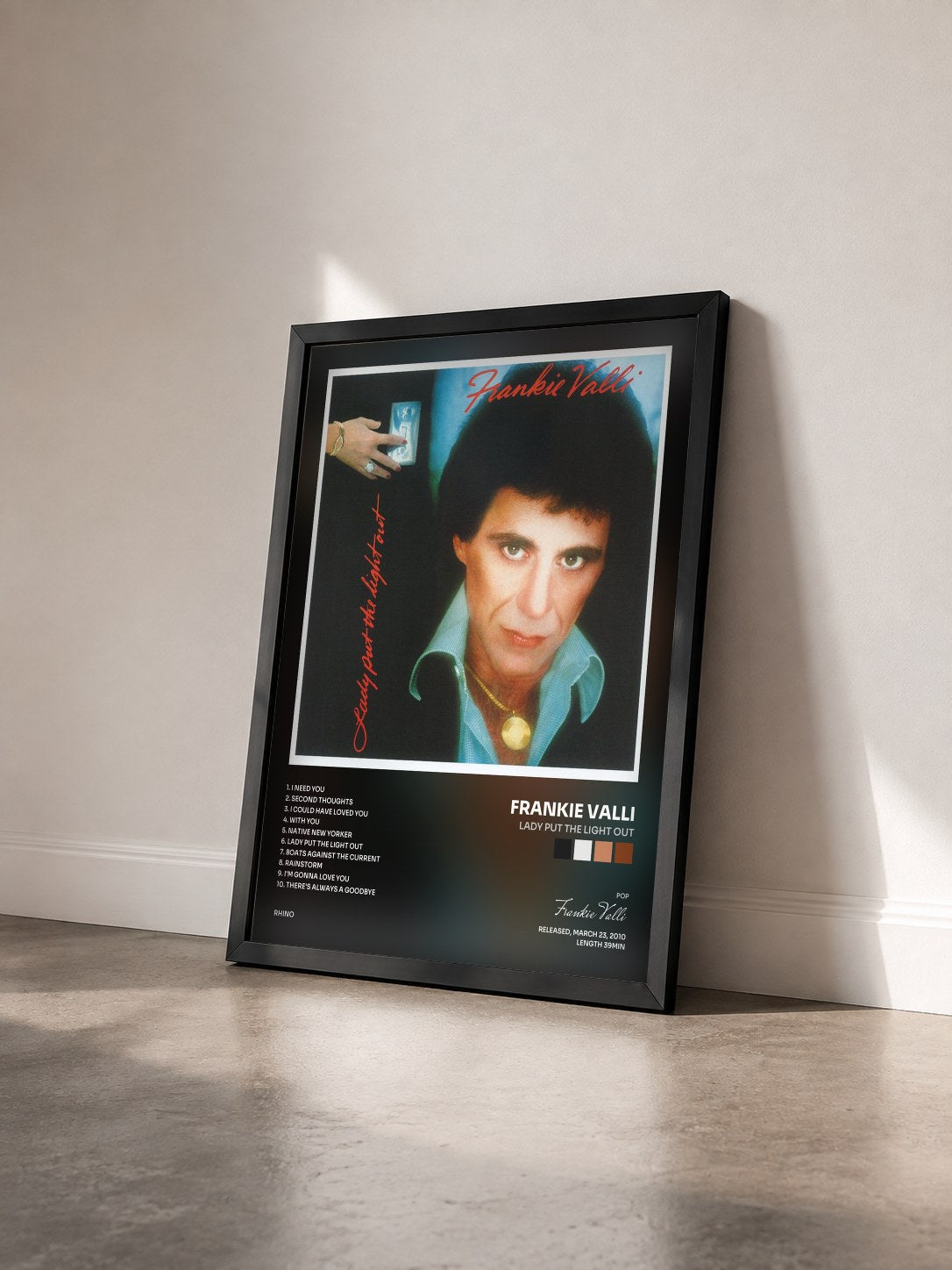 #noir Tableau de l'album Lady Put The Light Out de Frankie Valli vu de trois quarts, cadre noir