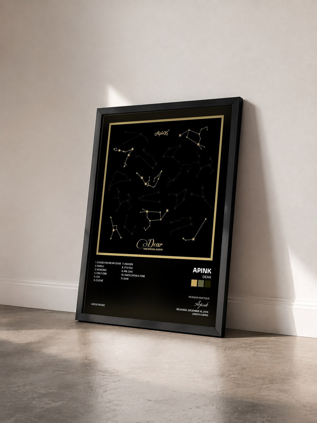 #noir Tableau de l'album Dear de Apink vu de trois quarts, cadre noir