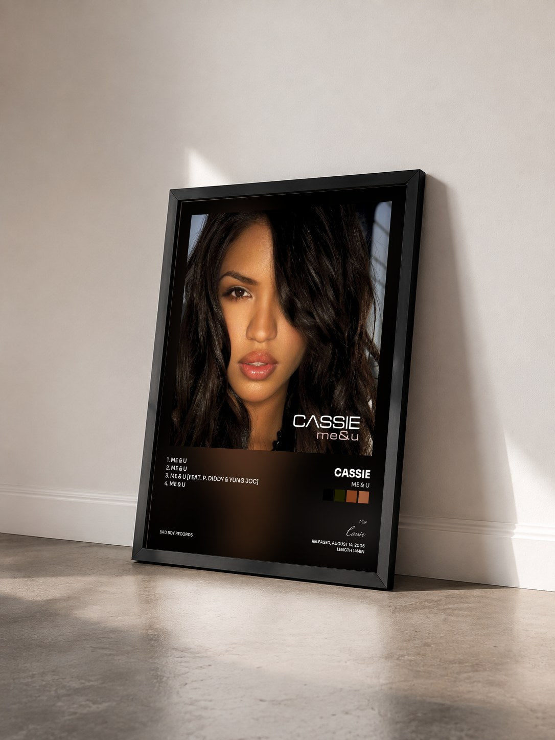 #noir Tableau de l'album Me & U de Cassie vu de trois quarts, cadre noir