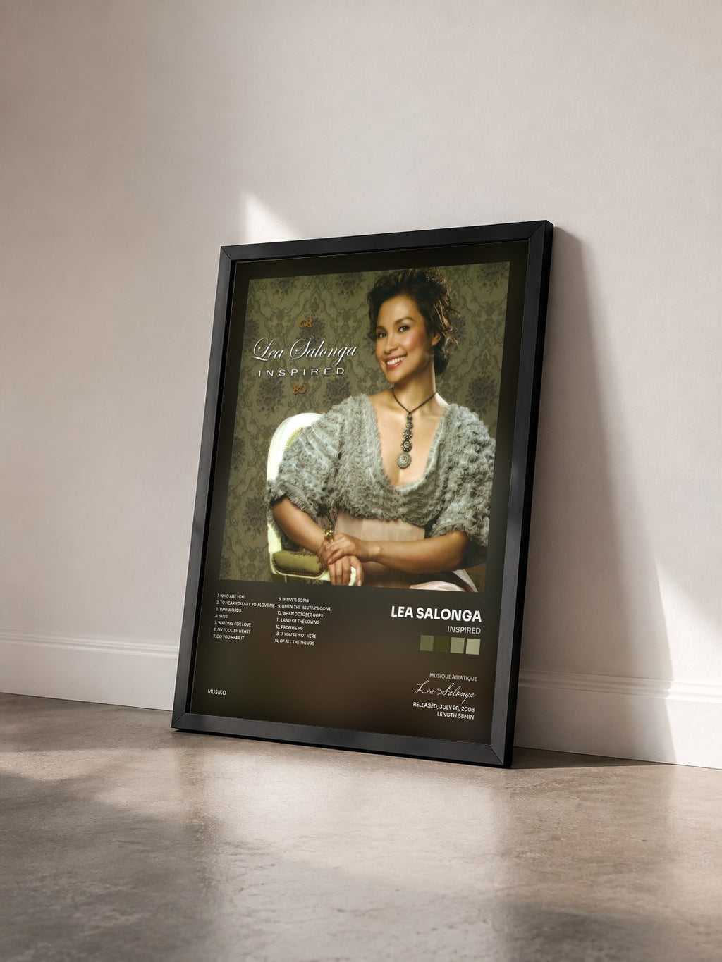 #noir Tableau de l'album Inspired de Lea Salonga vu de trois quarts, cadre noir