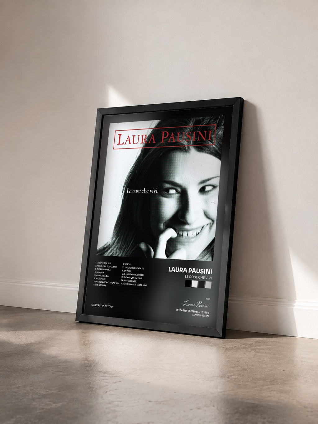 #noir Tableau de l'album Le cose che vivi de Laura Pausini vu de trois quarts, cadre noir